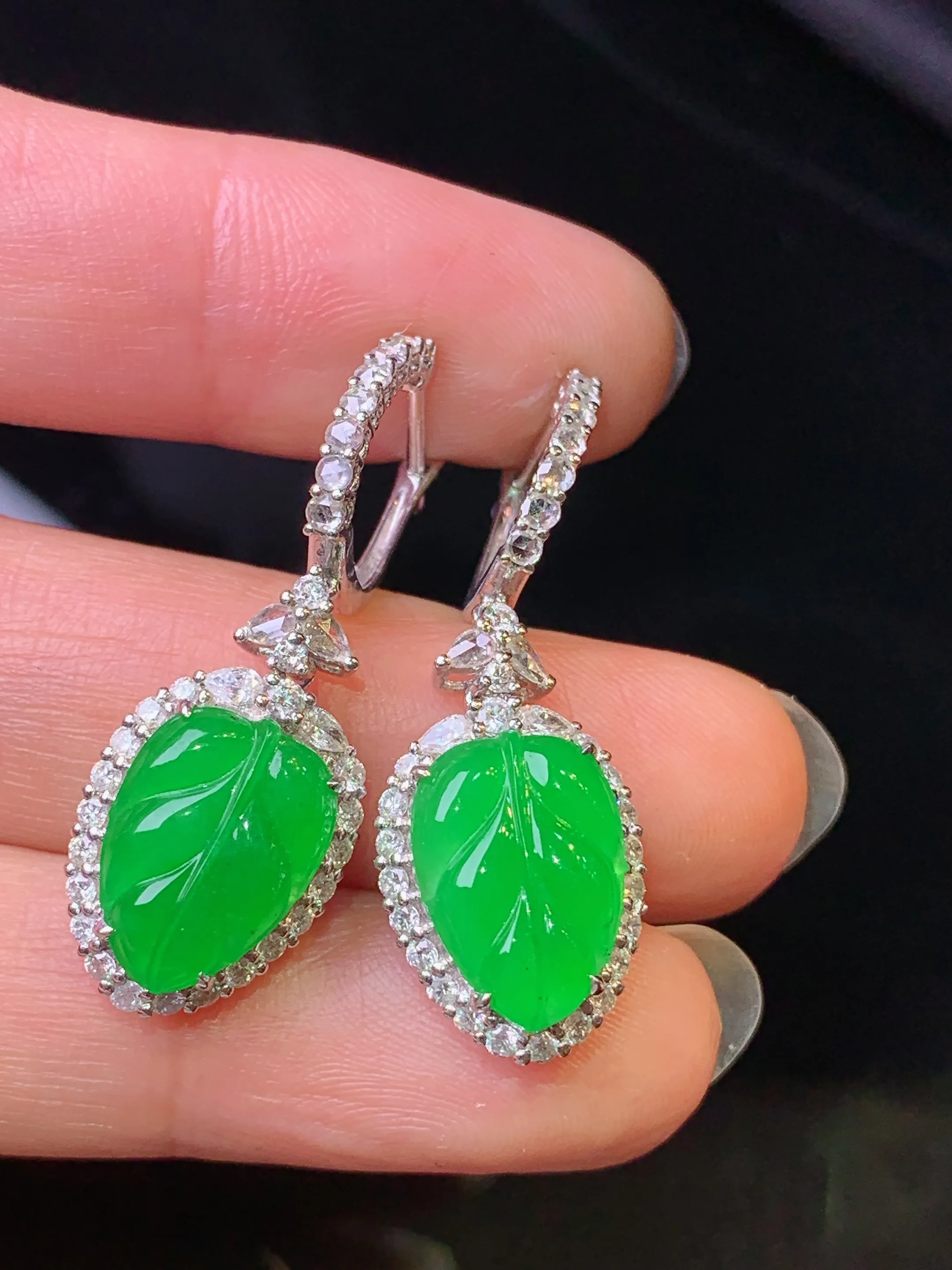 18k金钻镶嵌翠绿树叶耳坠 玉质细腻 水润亮眼 整体尺寸34.5*11.8*7.5