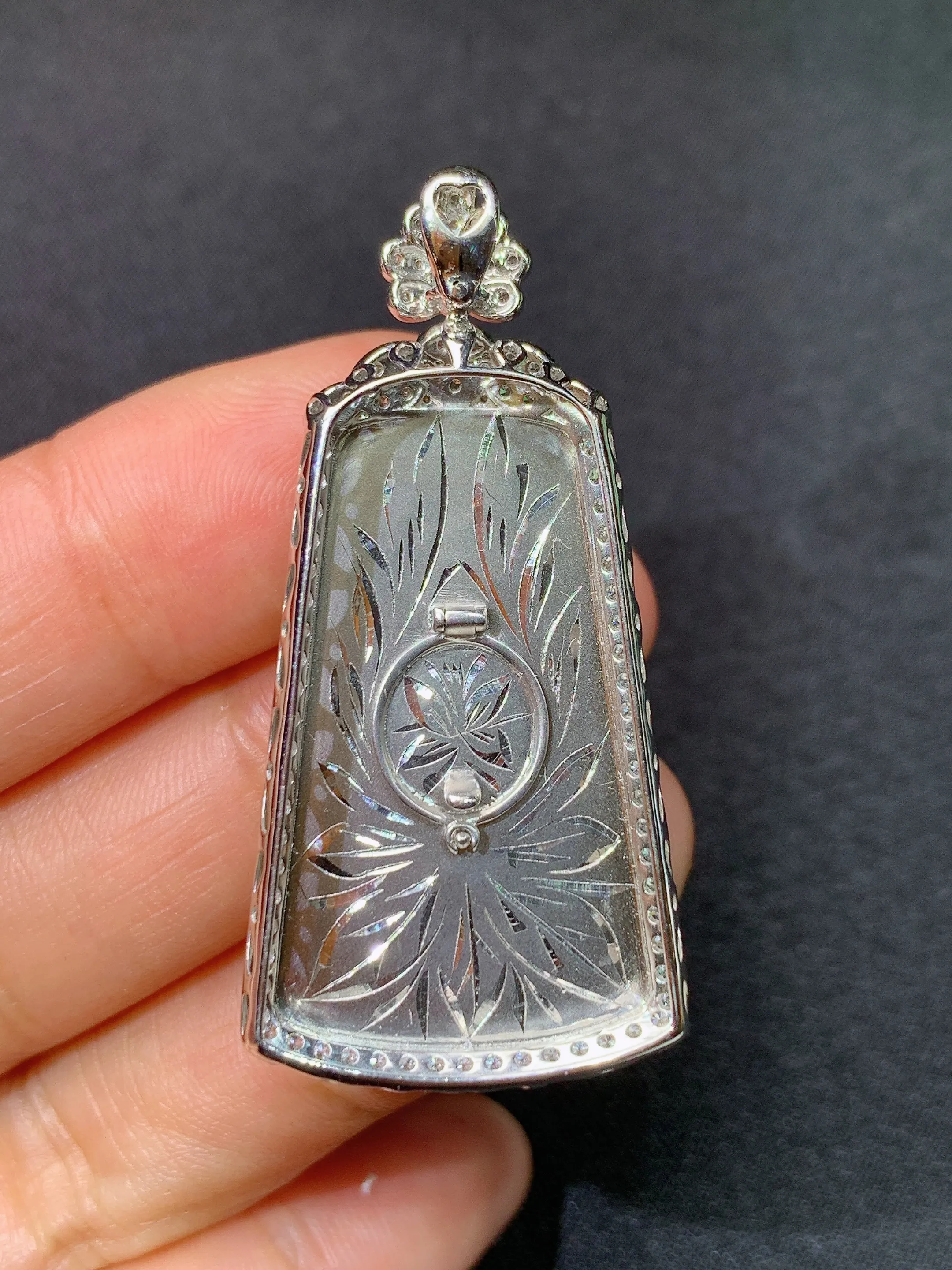 冰阳绿山水牌吊坠，18k金镶嵌，冰润色阳，玉质细腻，种水足，整体尺寸44.8*21.7*9.4