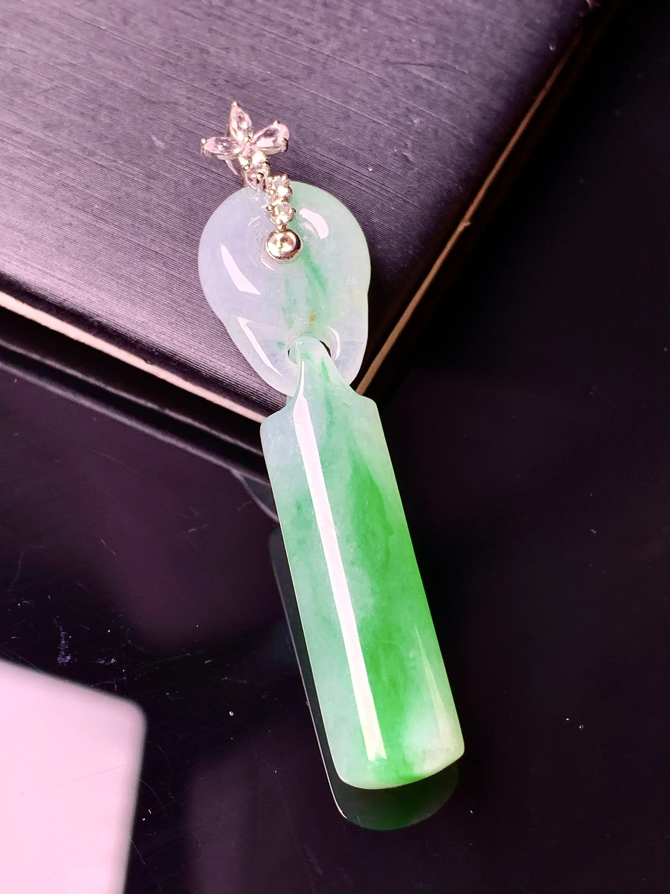 18k金钻镶嵌飘绿玉柱吊坠 玉质细腻 水润亮眼 整体尺寸49.5*12*5.6