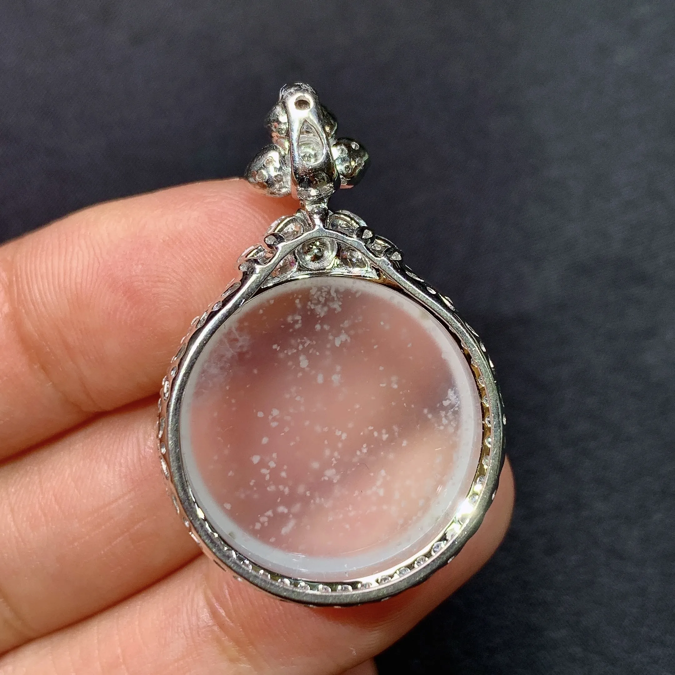 冰种圆牌吊坠，18k金镶嵌，冰透水润，玉质细腻，种水足，整体尺寸35.6*23.7*8.8