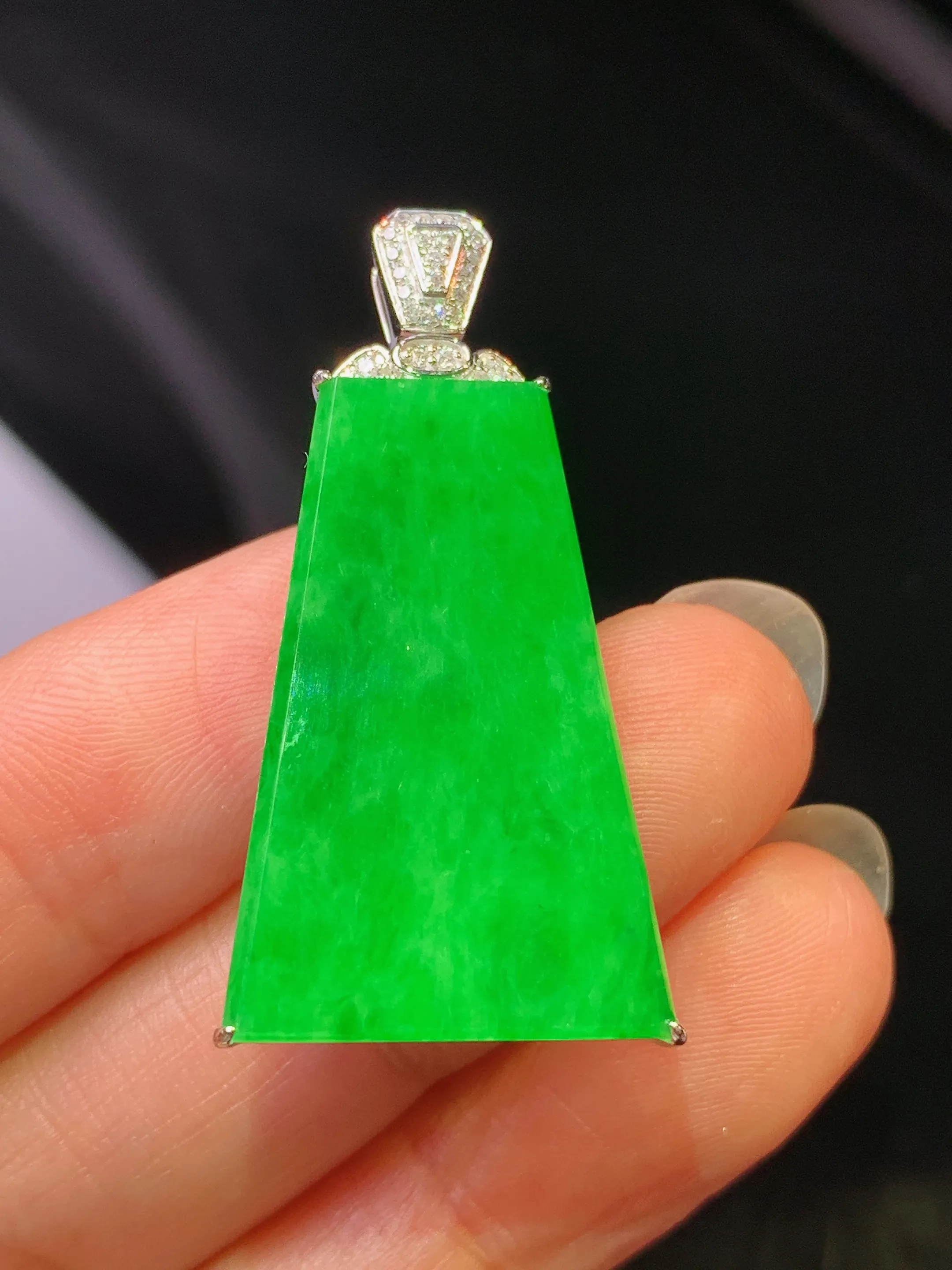 18k金钻镶嵌翠绿无事牌吊坠 玉质细腻 水润亮眼 整体尺寸36.6*16*7