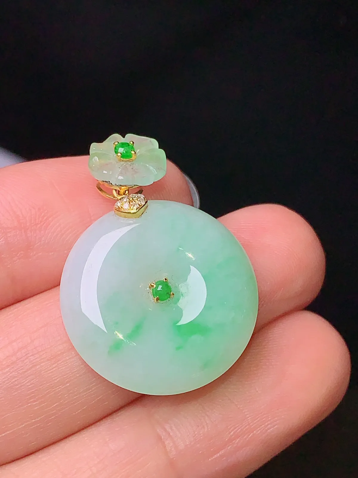 18k金钻镶嵌飘绿平安扣吊坠 玉质细腻 水润亮眼 整体尺寸28*20.2*5.7
