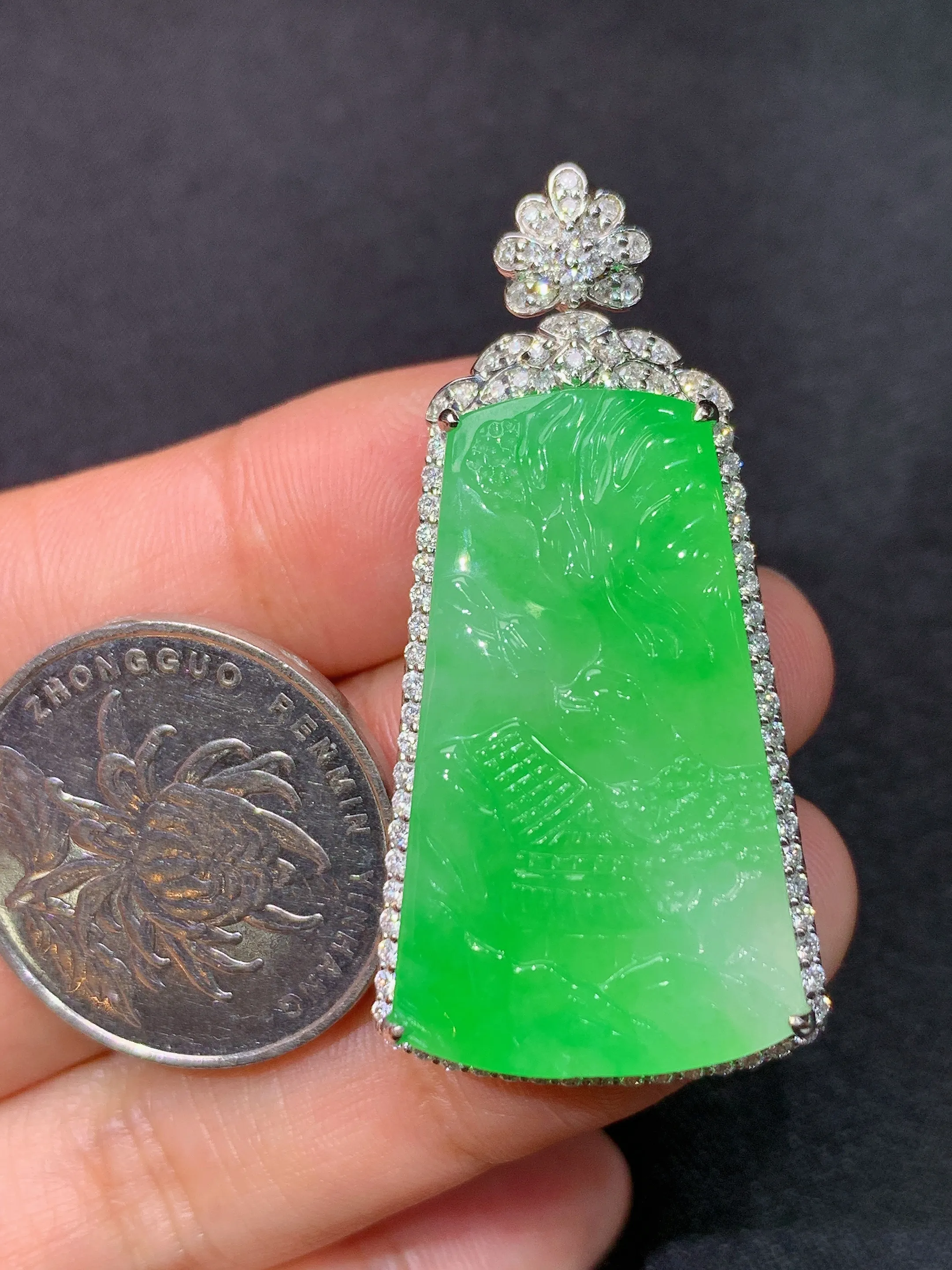 冰阳绿山水牌吊坠，18k金镶嵌，冰润色阳，玉质细腻，种水足，整体尺寸44.8*21.7*9.4