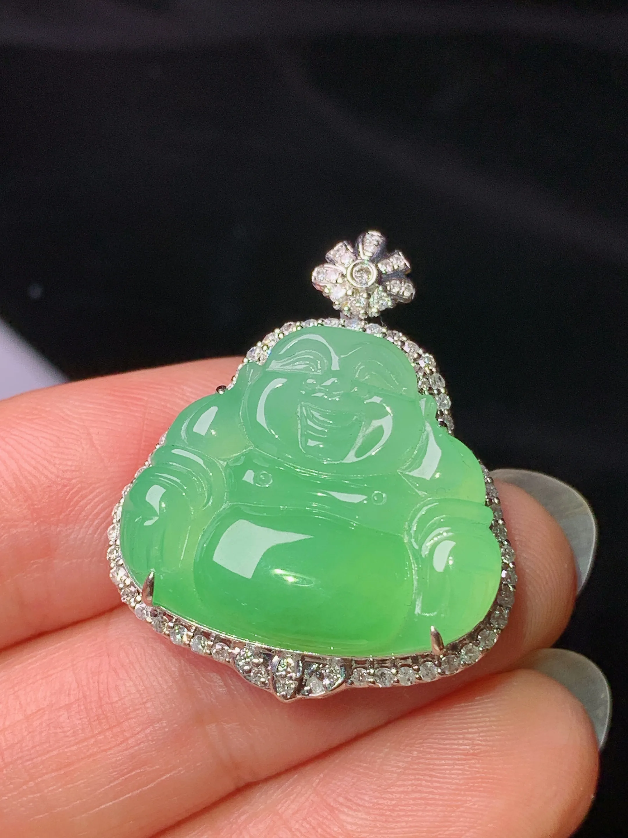 18k金钻镶嵌翠绿佛公吊坠 玉质细腻 水润亮眼 整体尺寸29.3*24*9.2