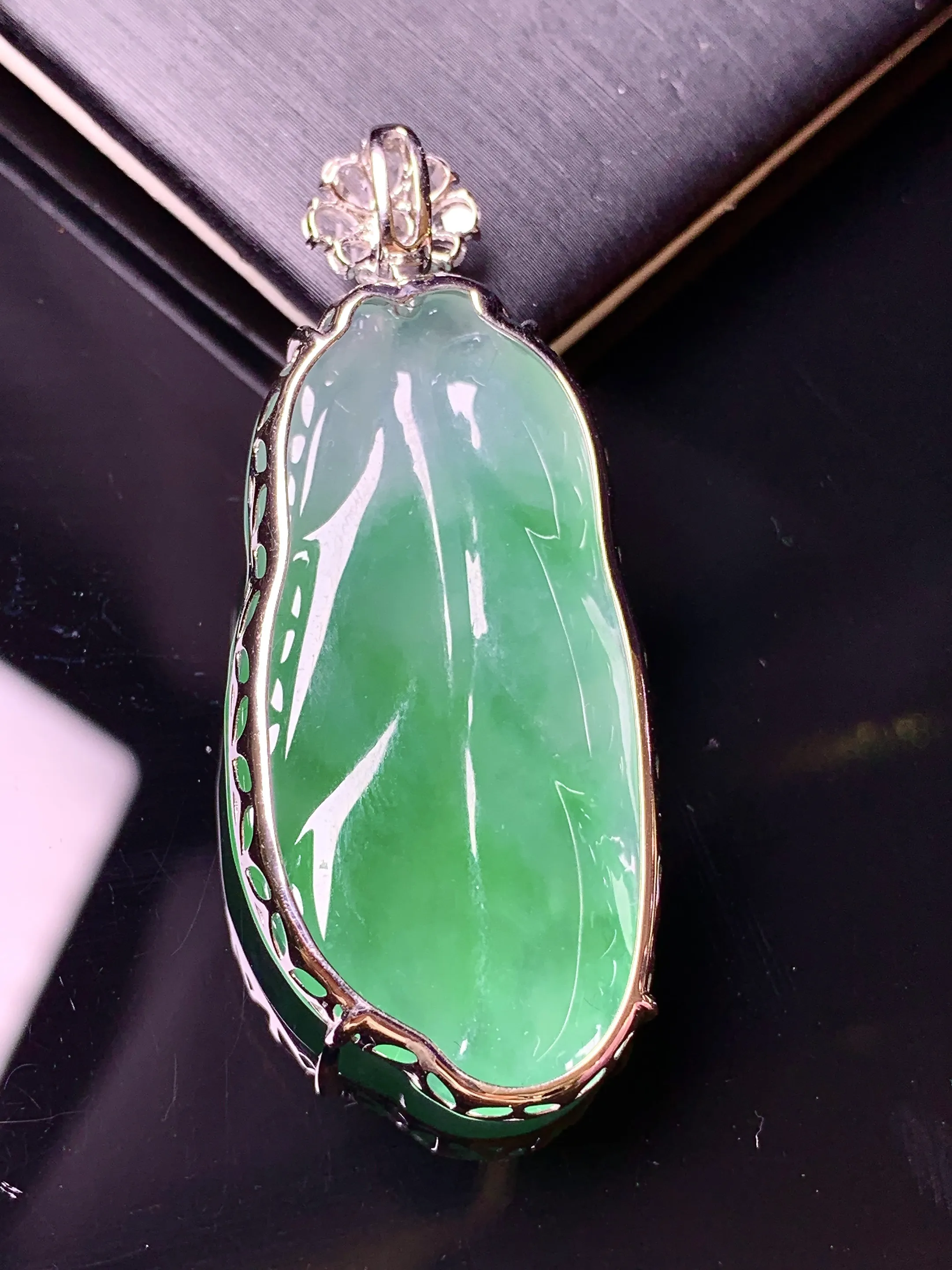 18k金钻镶嵌翠绿树叶吊坠 玉质细腻 水润亮眼 整体尺寸48*20*8.5