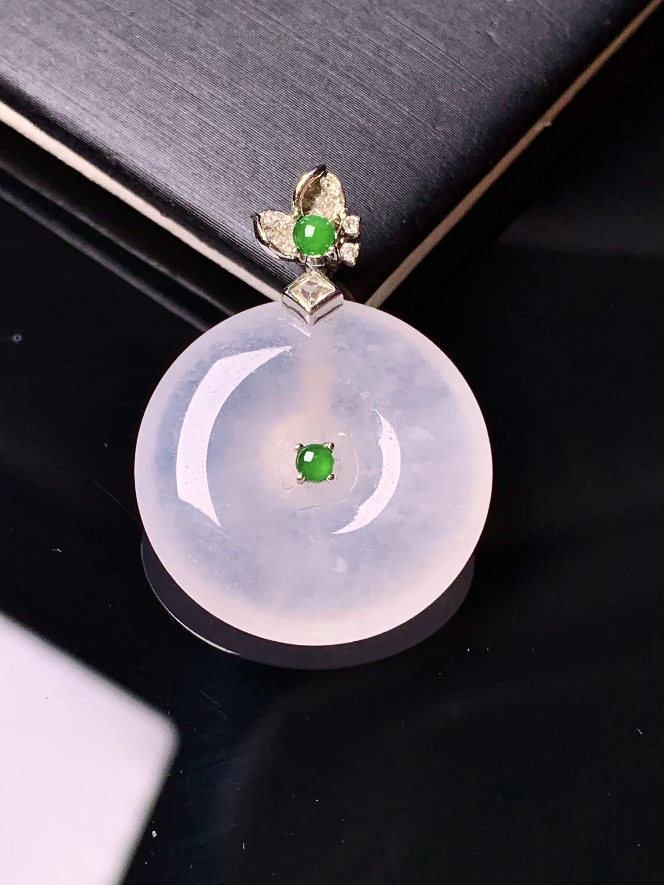 18k金钻镶嵌冰种平安扣吊坠 玉质细腻 水润亮眼 整体尺寸29*21.3*5.5