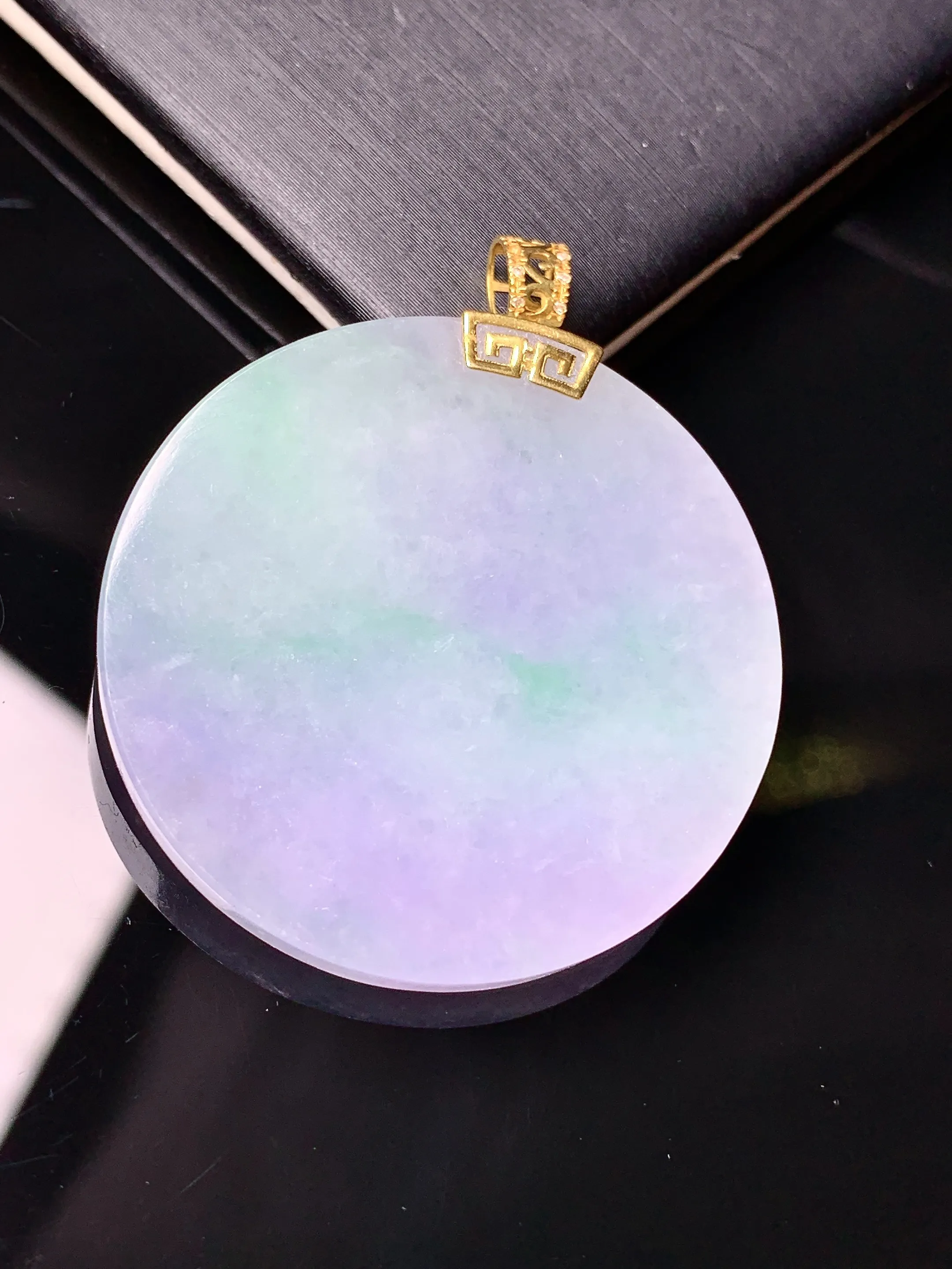 18k金钻镶嵌春彩圆牌吊坠 玉质细腻 水润亮眼 整体尺寸41.7*34.8*4