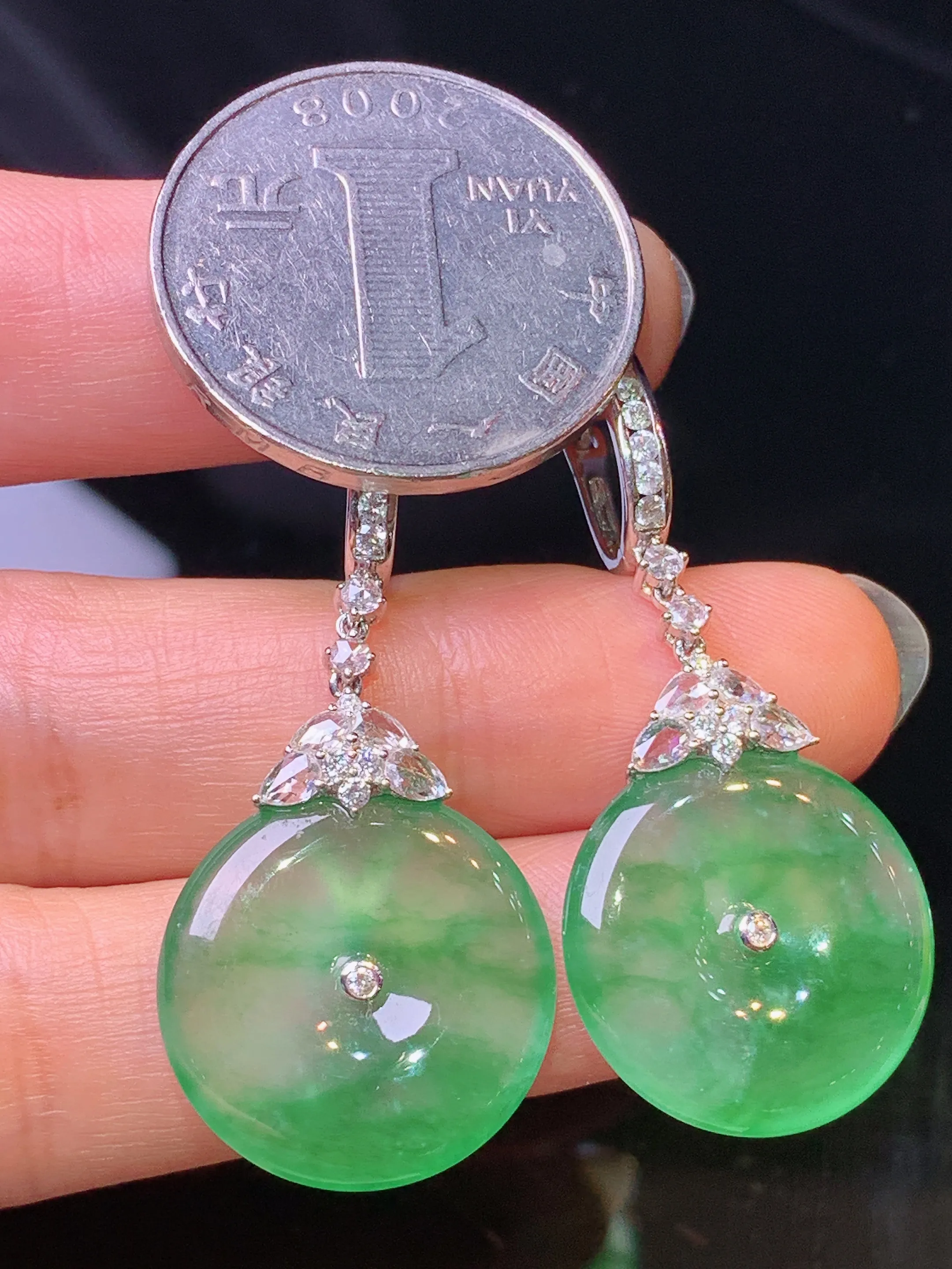 18k金钻镶嵌翠绿平安扣耳坠 玉质细腻 水润亮眼 整体尺寸43*19*4.2