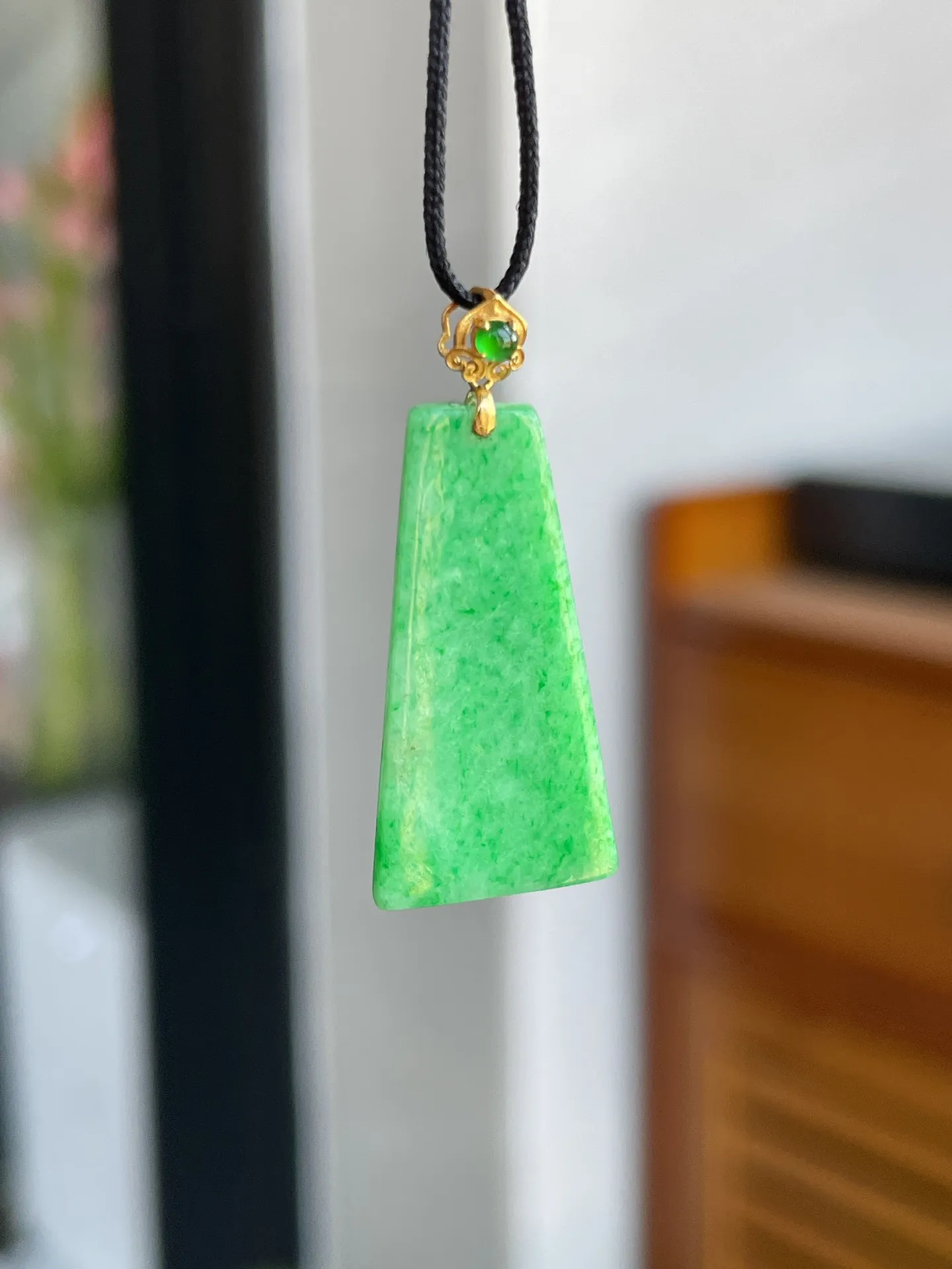 18k金扣阳绿无事牌
裸石24.3-12.4-2.1mm