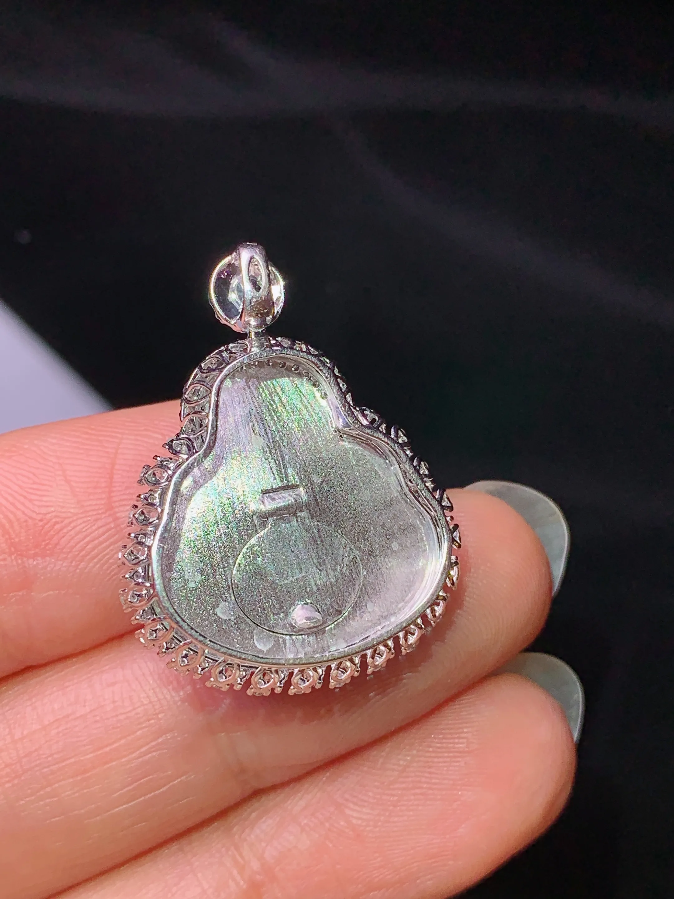 18k金钻镶嵌翠绿佛公吊坠 玉质细腻 水润亮眼 整体尺寸27.2*21.5*8.6