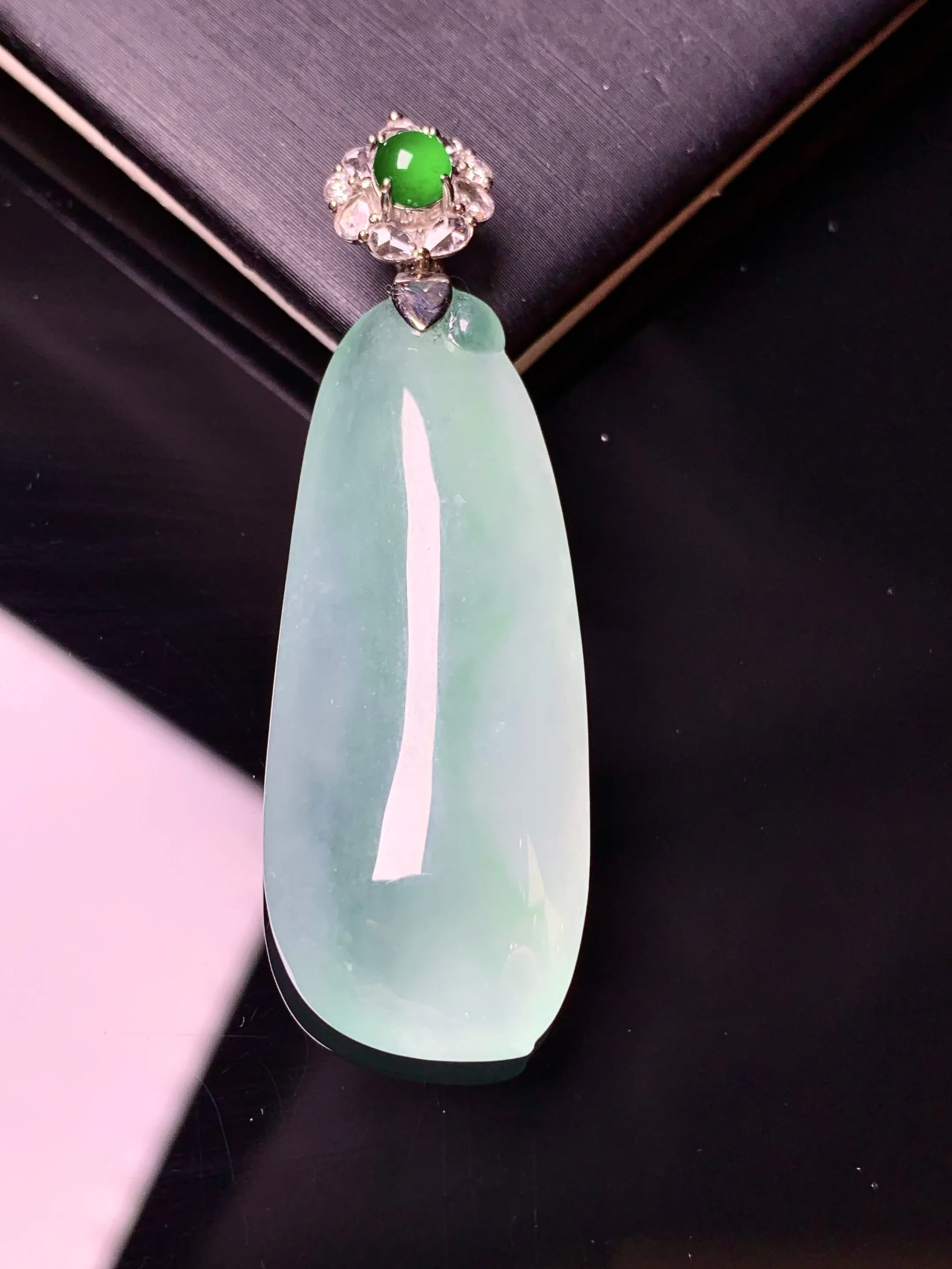 18k金钻镶嵌冰种福瓜吊坠 玉质细腻 水润亮眼 整体尺寸48.2*15.7*8.6