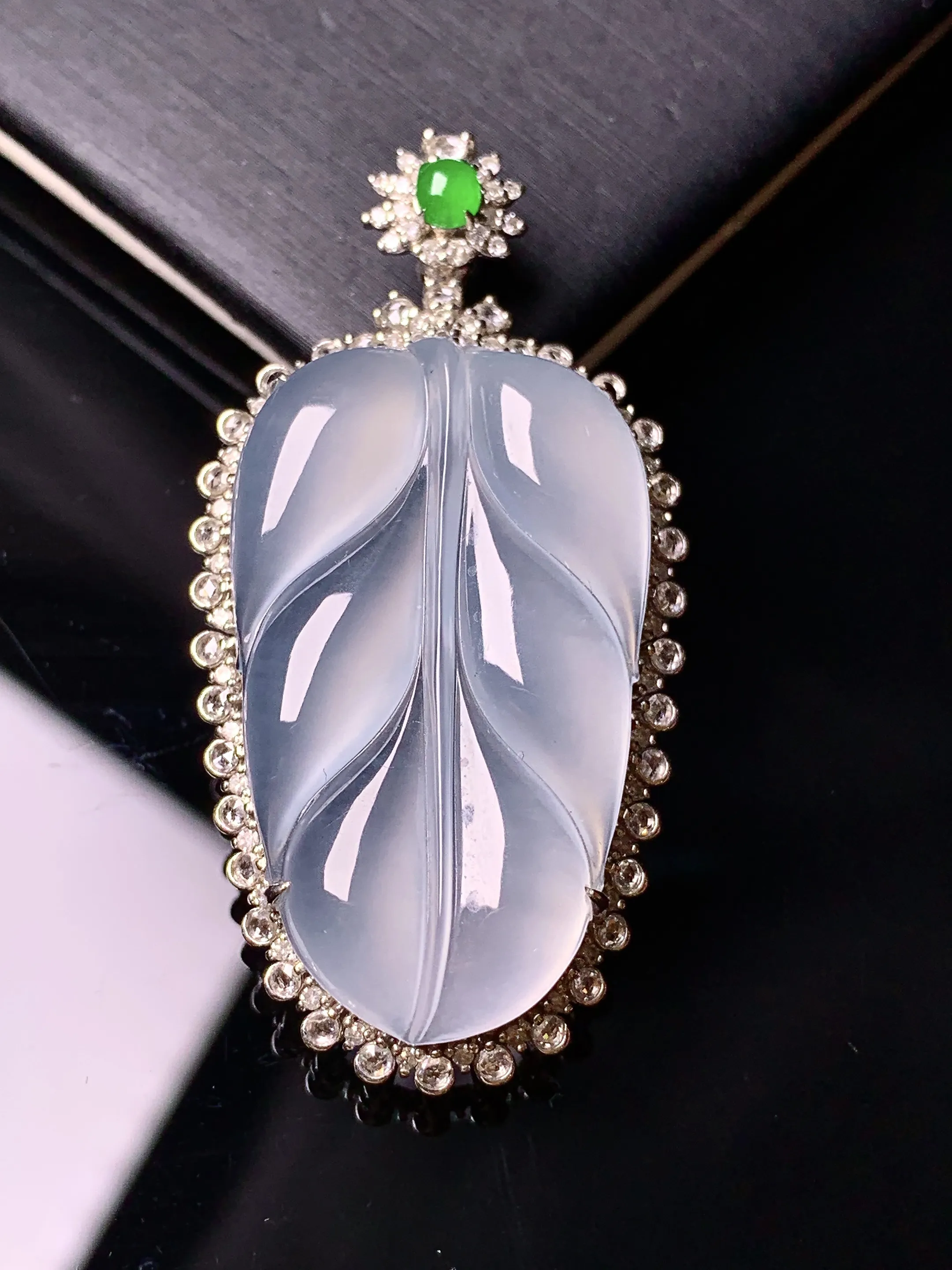 18k金钻镶嵌冰种树叶吊坠 玉质细腻 水润亮眼 整体尺寸45.5*23*9
