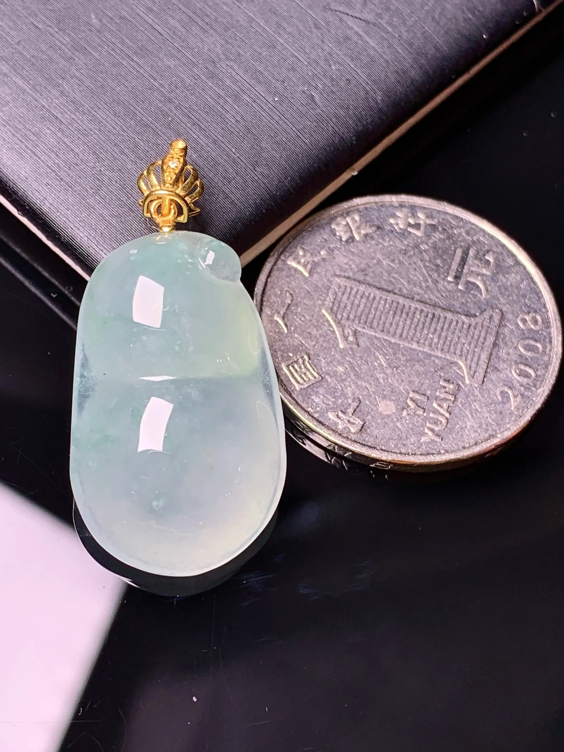 18k金钻镶嵌冰种四季豆吊坠 玉质细腻 水润亮眼 整体尺寸32.7*15.7*8.7