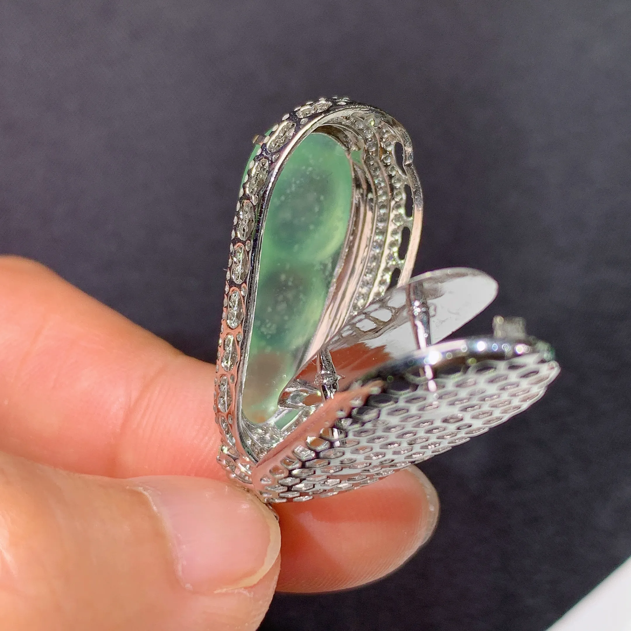 冰晴底福豆吊坠，18k金镶嵌，冰润饱满，玉质细腻，种水足，整体尺寸35.8*13*11.7