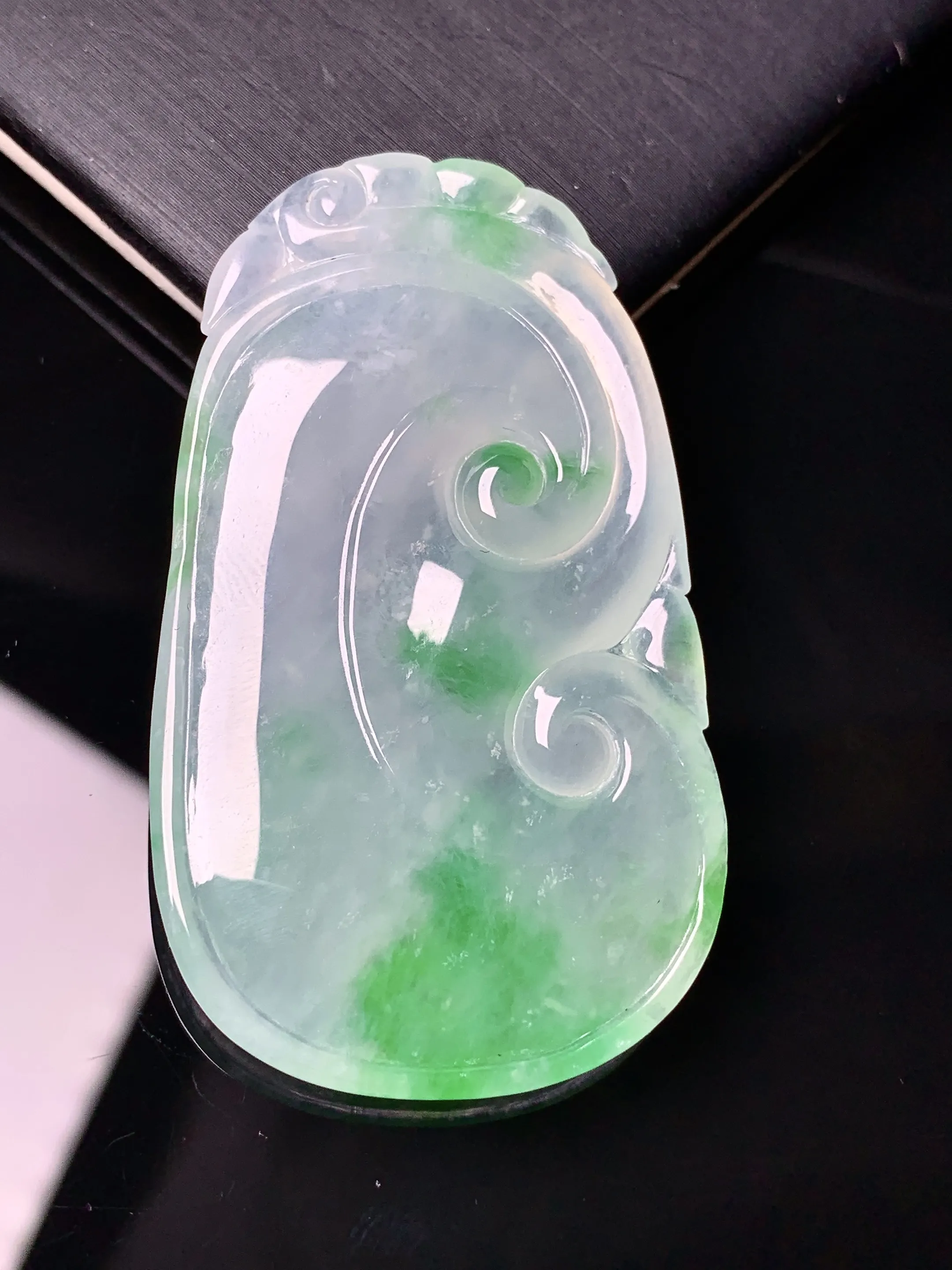 冰种飘绿如意吊坠 玉质细腻 水润亮眼 整体尺寸51.8*30.2*5.3