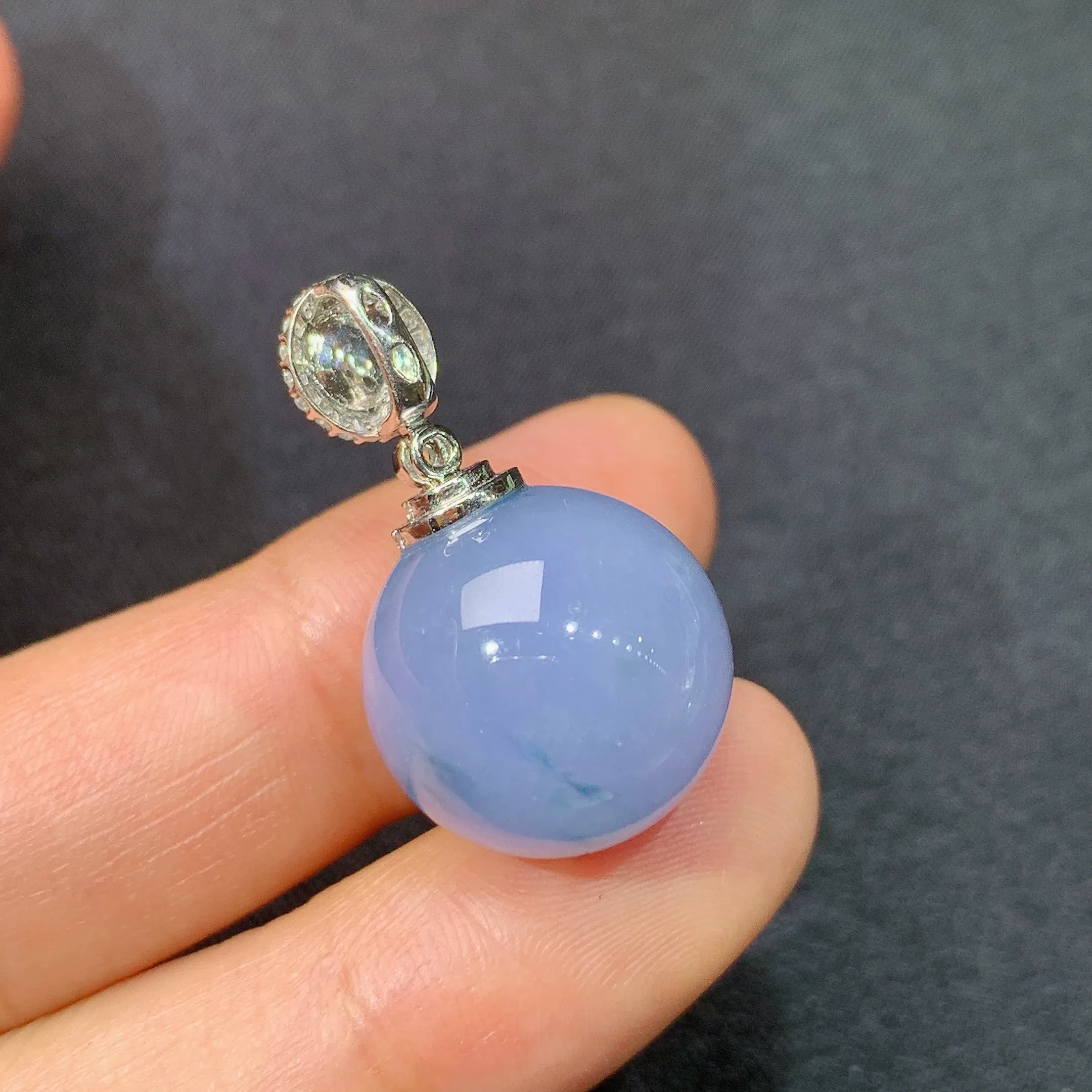 冰紫罗兰圆珠吊坠，18k金镶嵌，温润细腻，颜色鲜艳，整体尺寸27*15.6