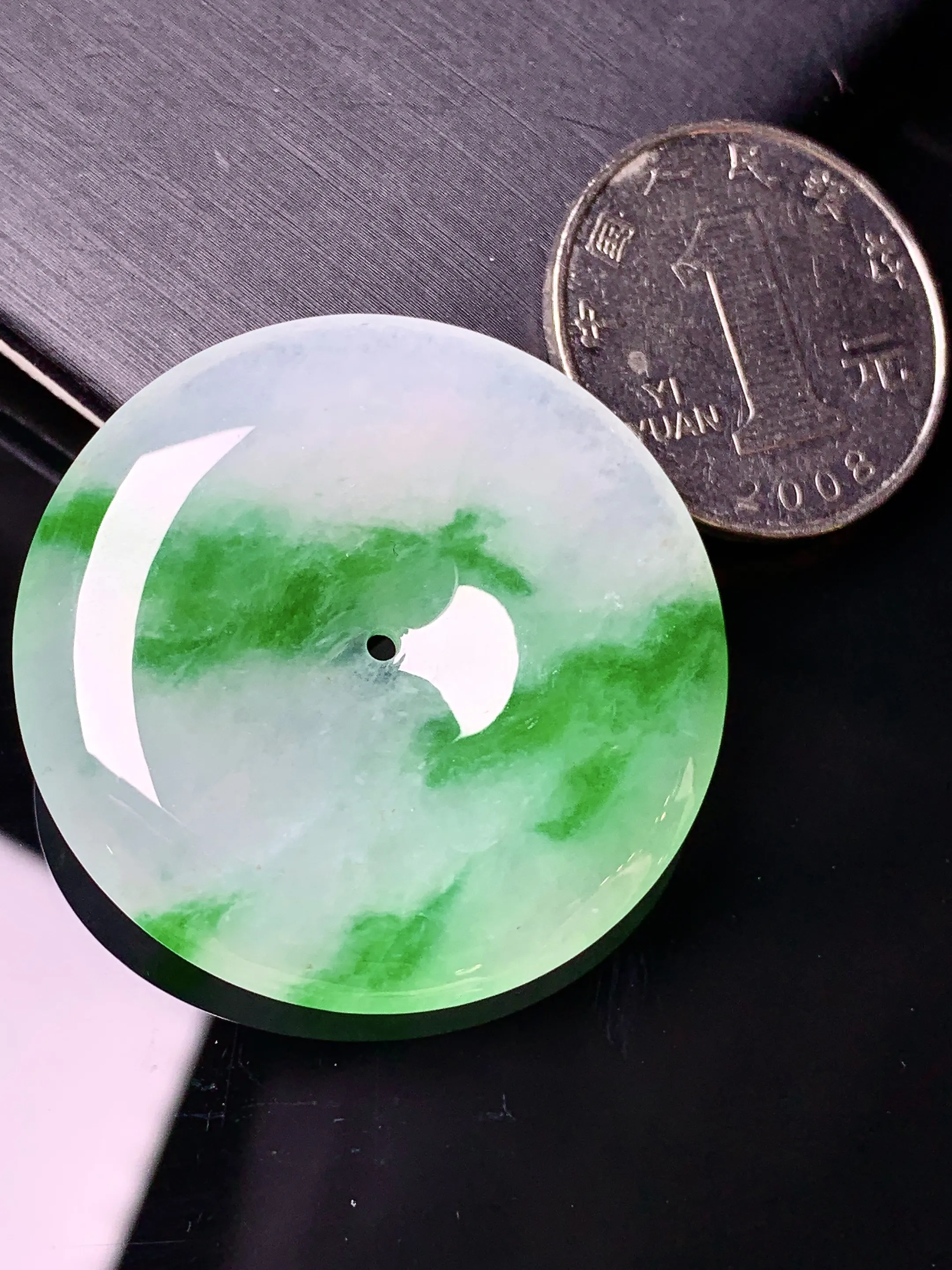 飘绿平安扣吊坠 玉质细腻 水润亮眼 整体尺寸36.7*6.2