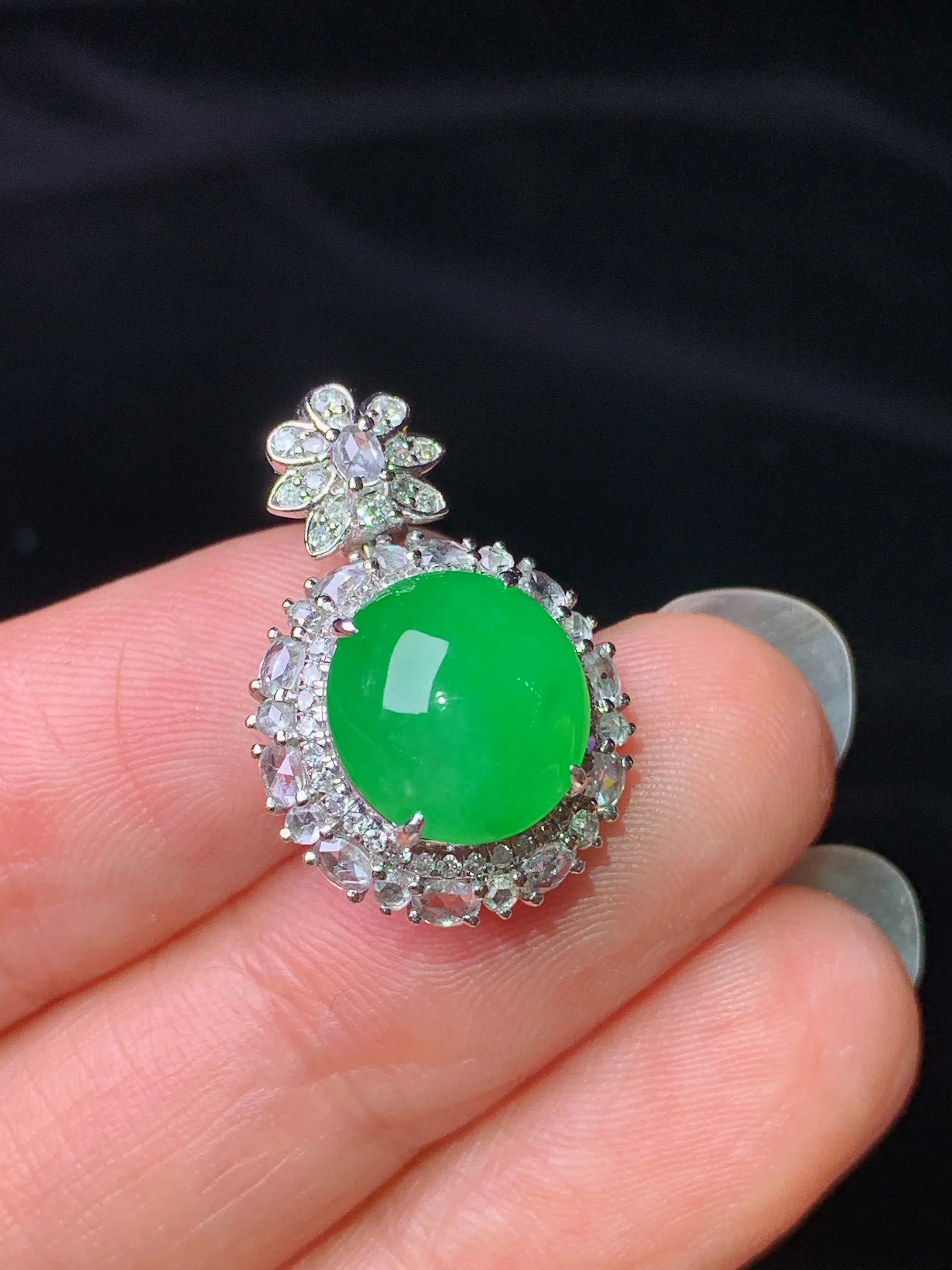 18k金钻镶嵌满绿蛋面吊坠 玉质细腻 水润亮眼 整体尺寸21.6*14.5*11.7