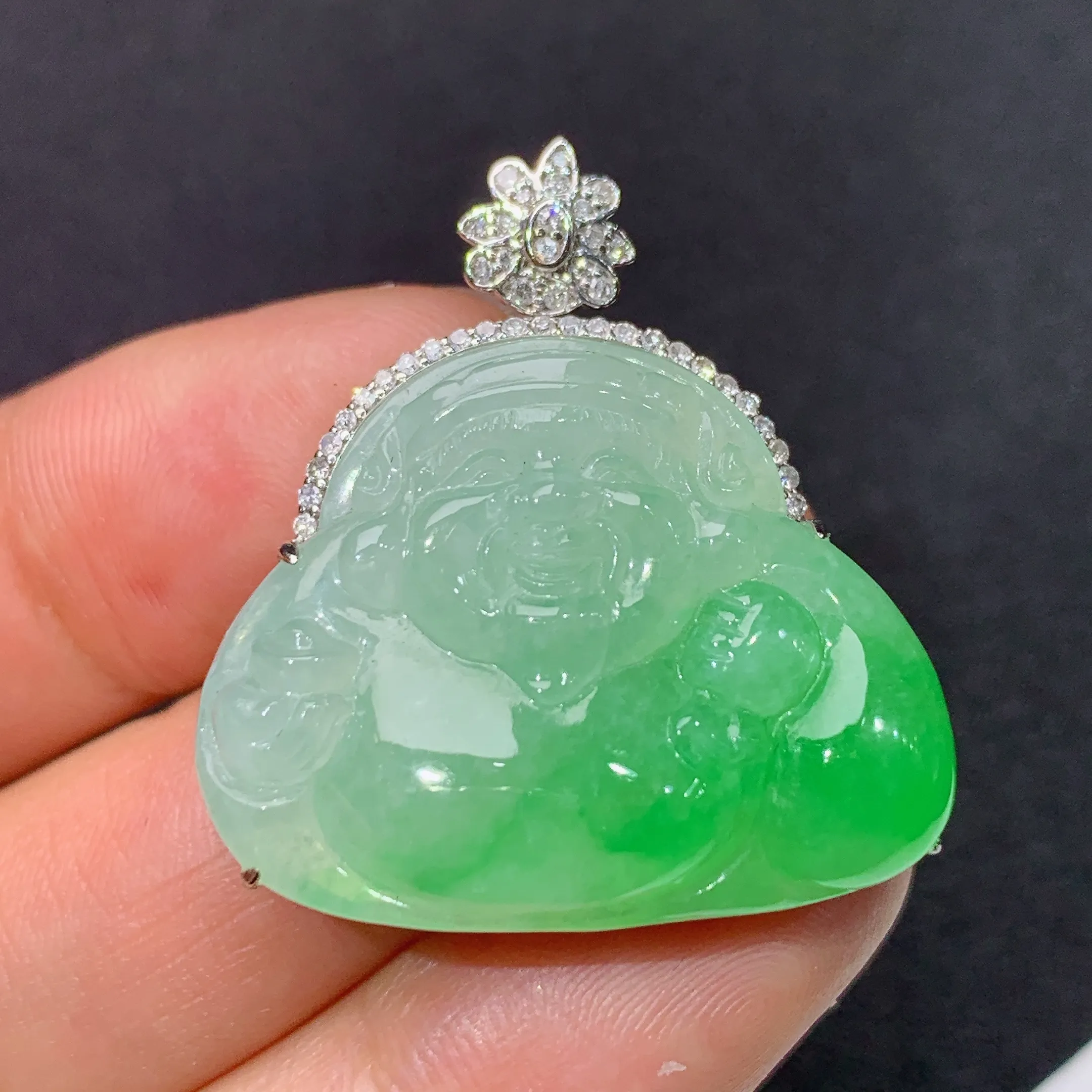 冰飘绿财神吊坠，18k金镶嵌，冰润细腻，色阳，品相好，种水足，整体尺寸31*28.6*10.5