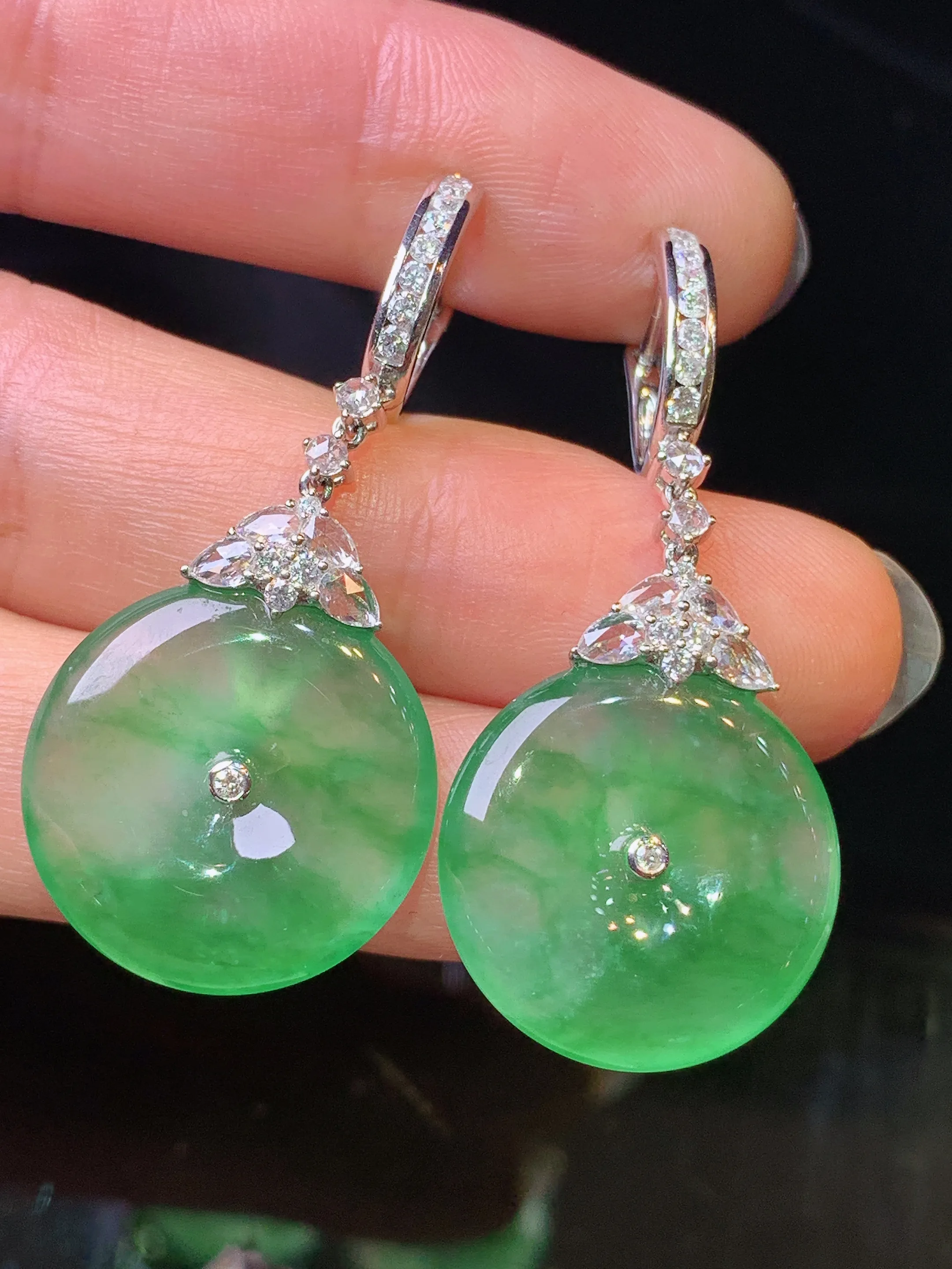 18k金钻镶嵌翠绿平安扣耳坠 玉质细腻 水润亮眼 整体尺寸43*19*4.2