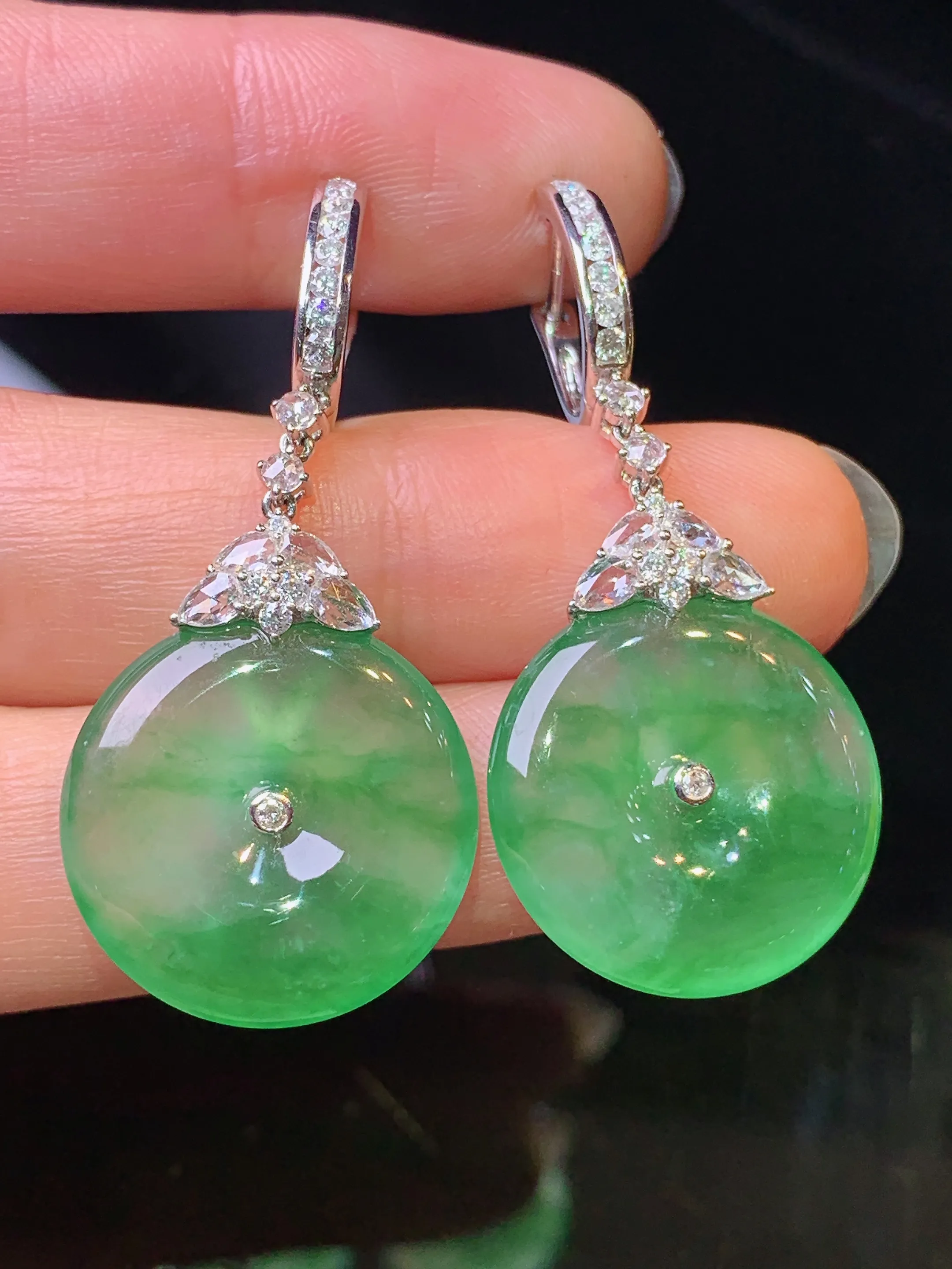 18k金钻镶嵌翠绿平安扣耳坠 玉质细腻 水润亮眼 整体尺寸43*19*4.2