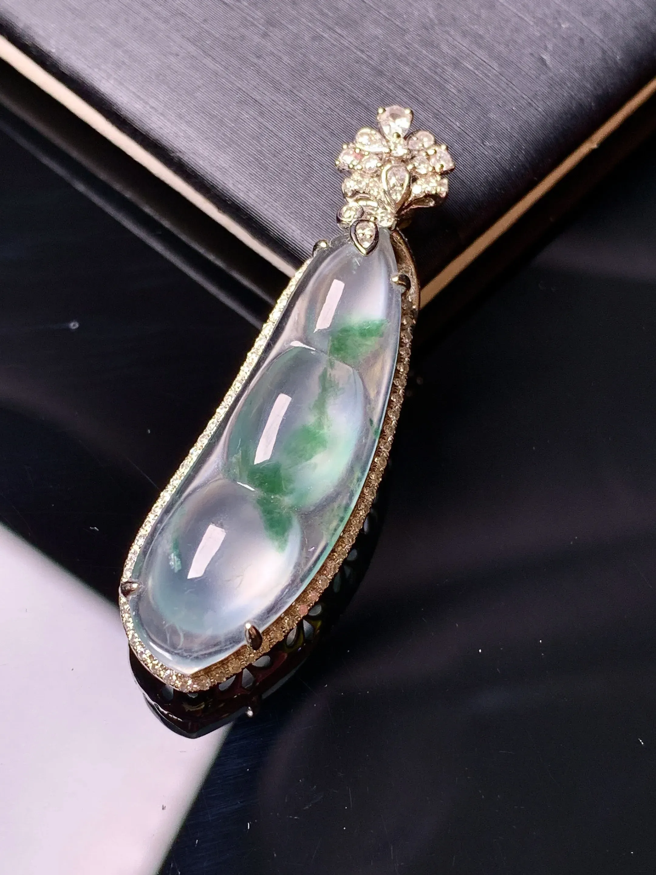 18k金钻镶嵌冰种飘绿四季豆吊坠 玉质细腻 水润亮眼 整体尺寸39.8*11.7*8