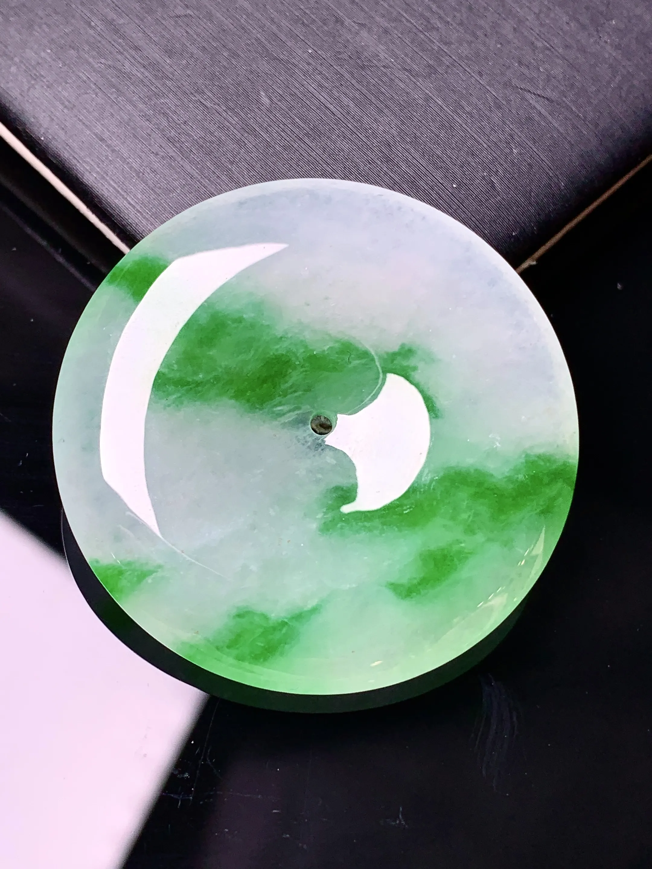 飘绿平安扣吊坠 玉质细腻 水润亮眼 整体尺寸36.7*6.2