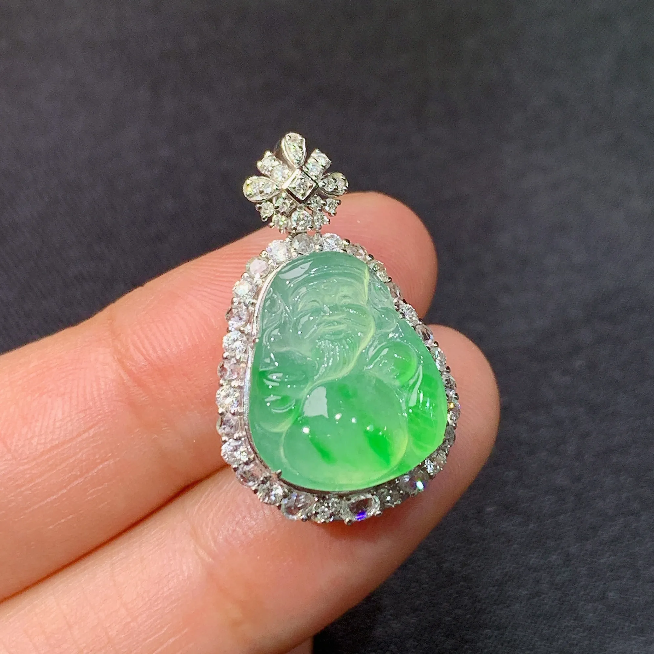 冰飘绿财神吊坠，18k金镶嵌，冰润色阳，品相好，种水足，Ff 整体尺寸25.6*15.9*9.3