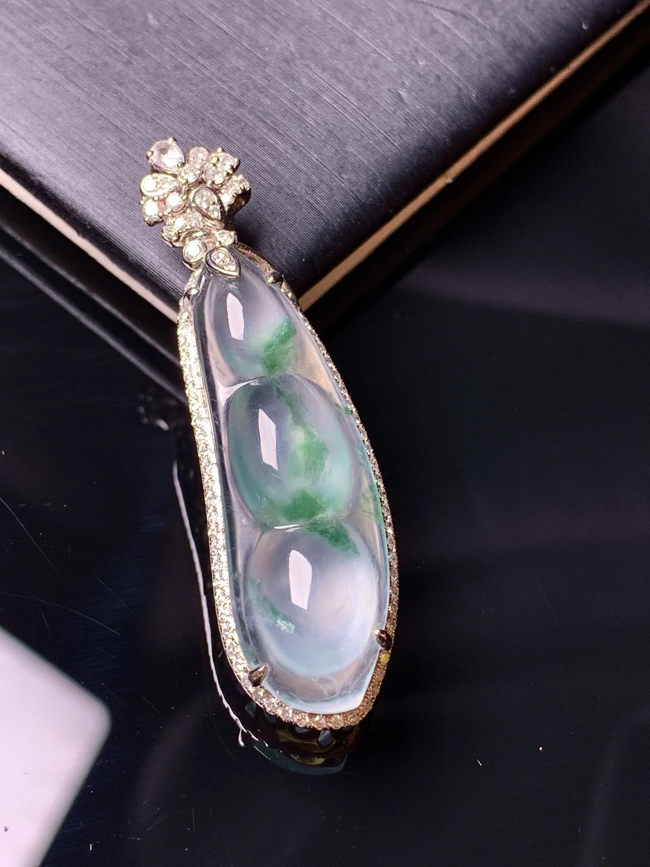 18k金钻镶嵌冰种飘绿四季豆吊坠 玉质细腻 水润亮眼 整体尺寸39.8*11.7*8