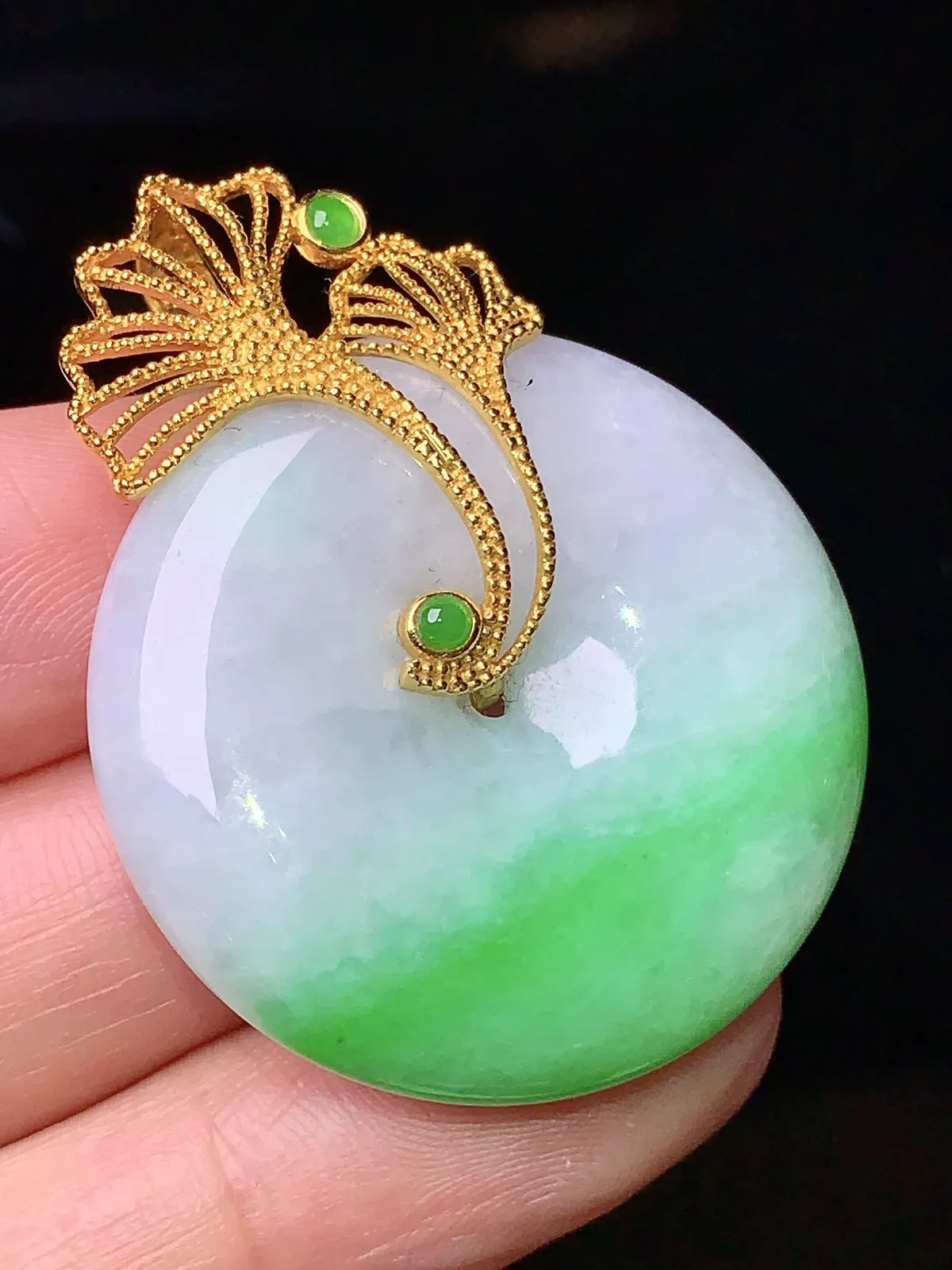 18k金镶嵌飘绿平安扣吊坠 玉质细腻 水润亮眼 整体尺寸40.3*31.5*7.8