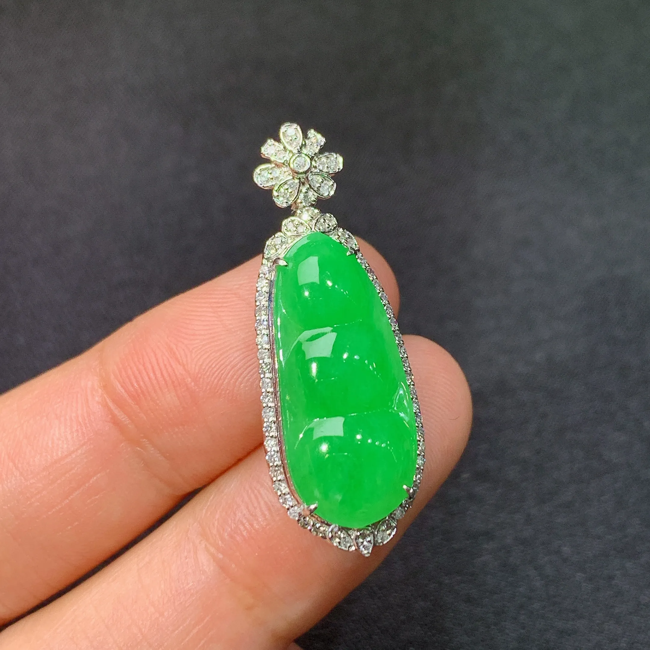 冰阳绿福豆吊坠，18k金镶嵌，色泽鲜阳，冰润细腻，种水足Ff 整体尺寸32.4*11.7*7.8