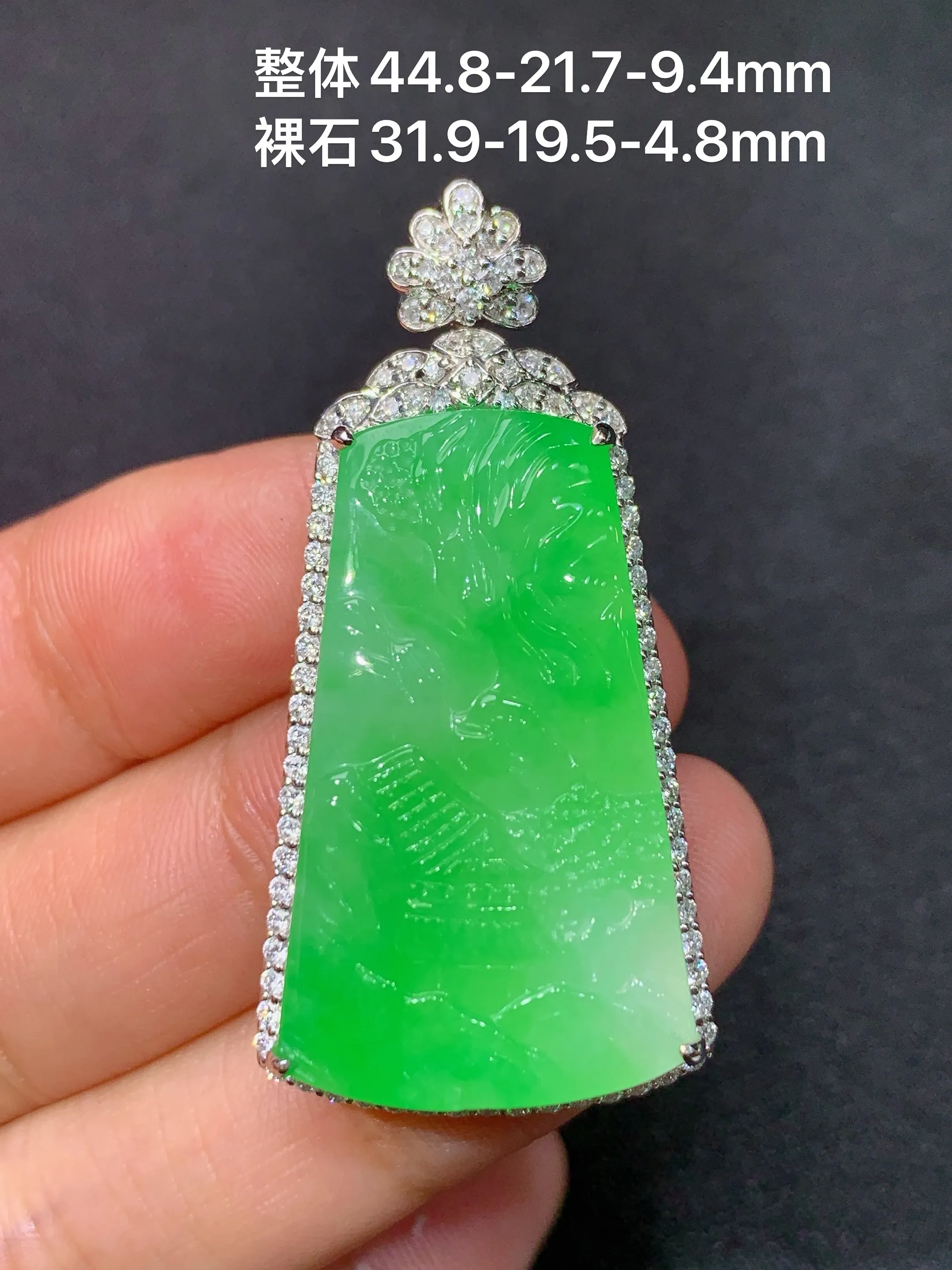 冰阳绿山水牌吊坠，18k金镶嵌，冰润色阳，玉质细腻，种水足，整体尺寸44.8*21.7*9.4