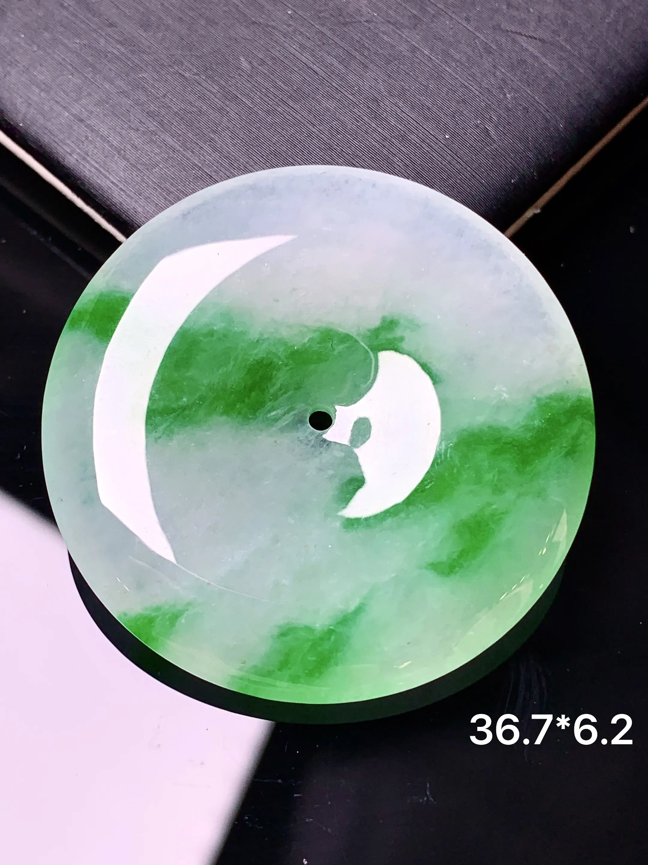 飘绿平安扣吊坠 玉质细腻 水润亮眼 整体尺寸36.7*6.2