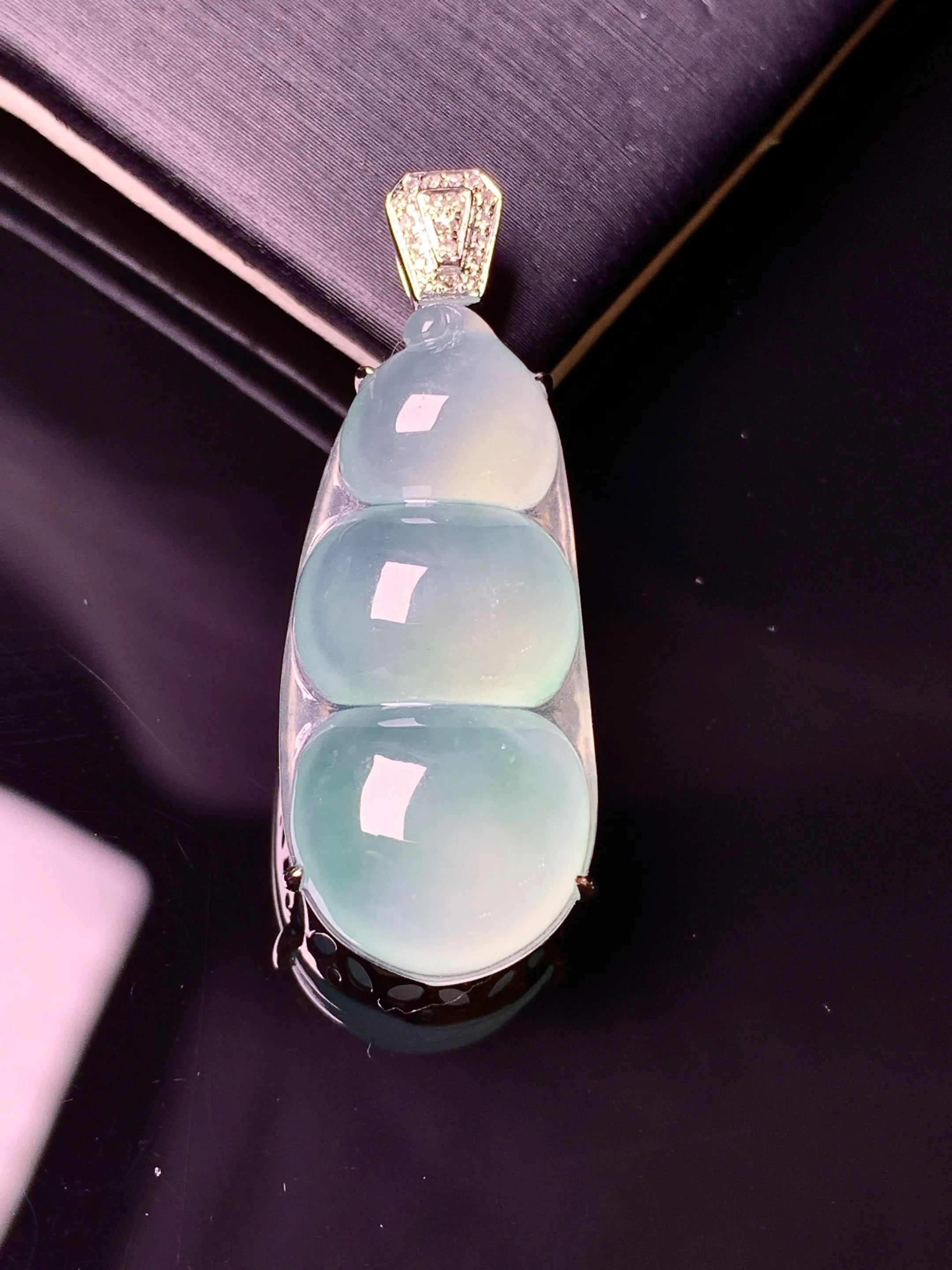 18k金钻镶嵌冰种四季豆吊坠 玉质细腻 水润亮眼 整体尺寸35.6*13.5*8.2