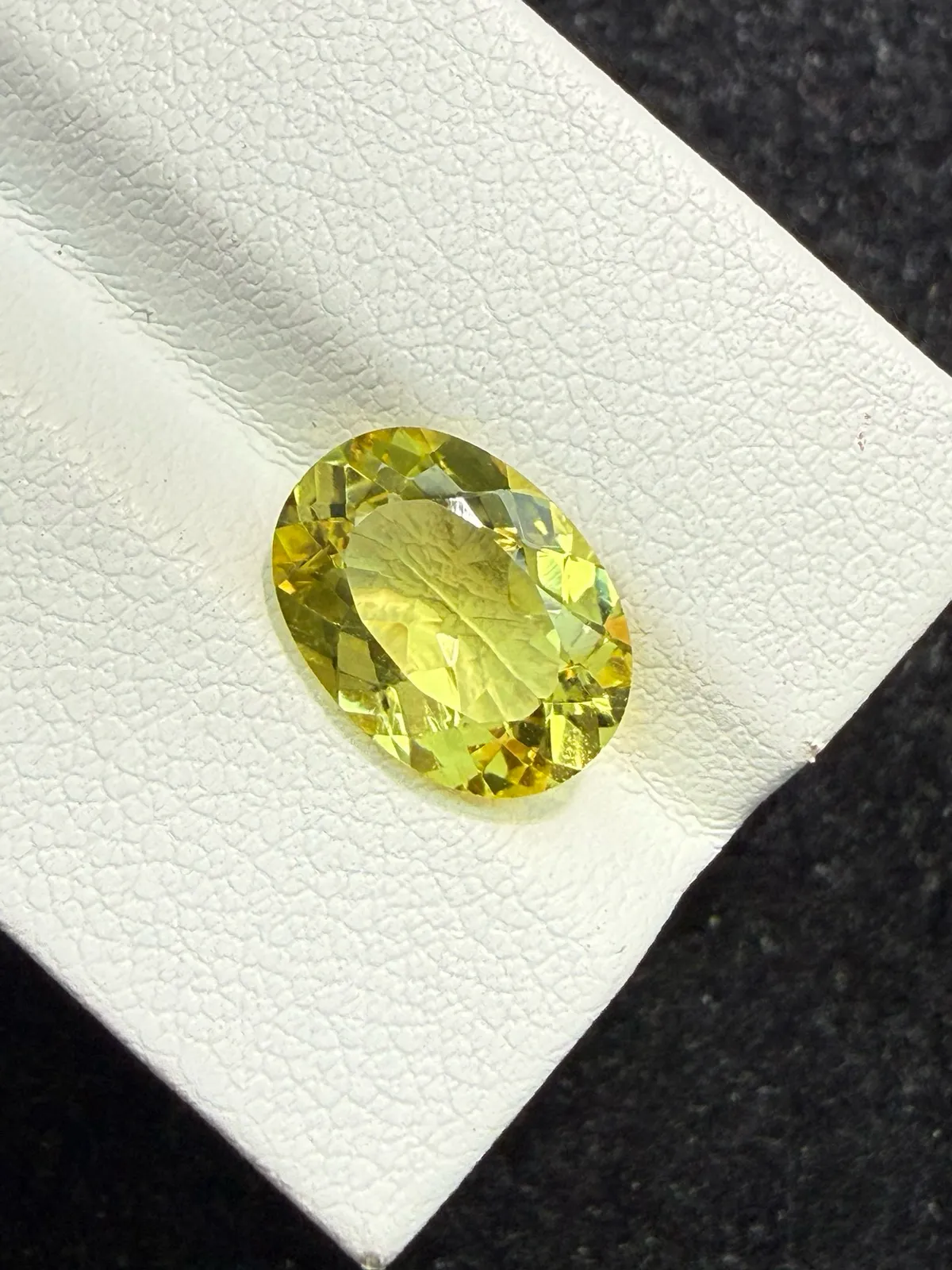 2.84ct天然绿柱石裸石，尺寸11.6*8.4*4.9 毫米，颜色美艳 ，晶体通透，火彩足