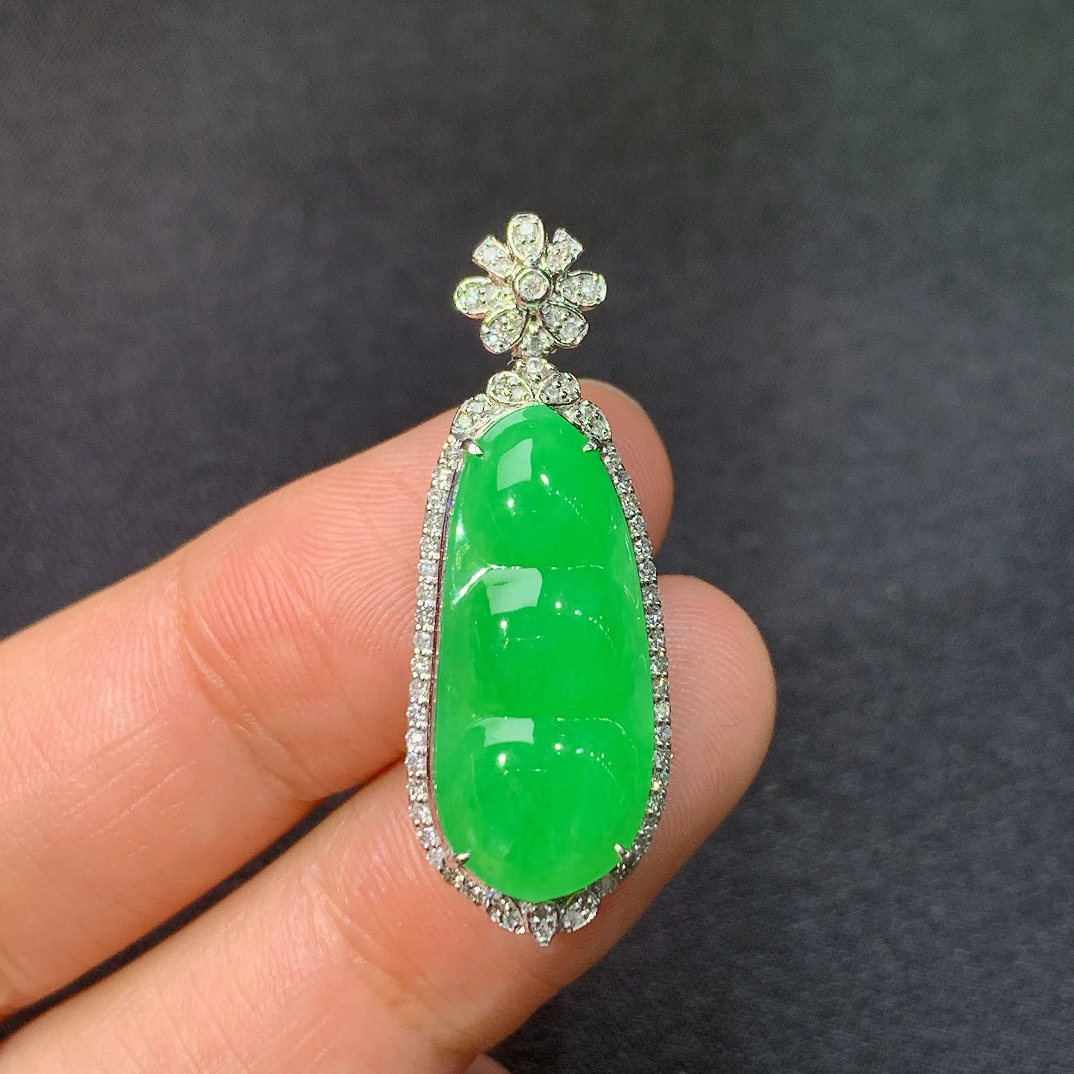 冰阳绿福豆吊坠，18k金镶嵌，色泽鲜阳，冰润细腻，种水足Ff 整体尺寸32.4*11.7*7.8