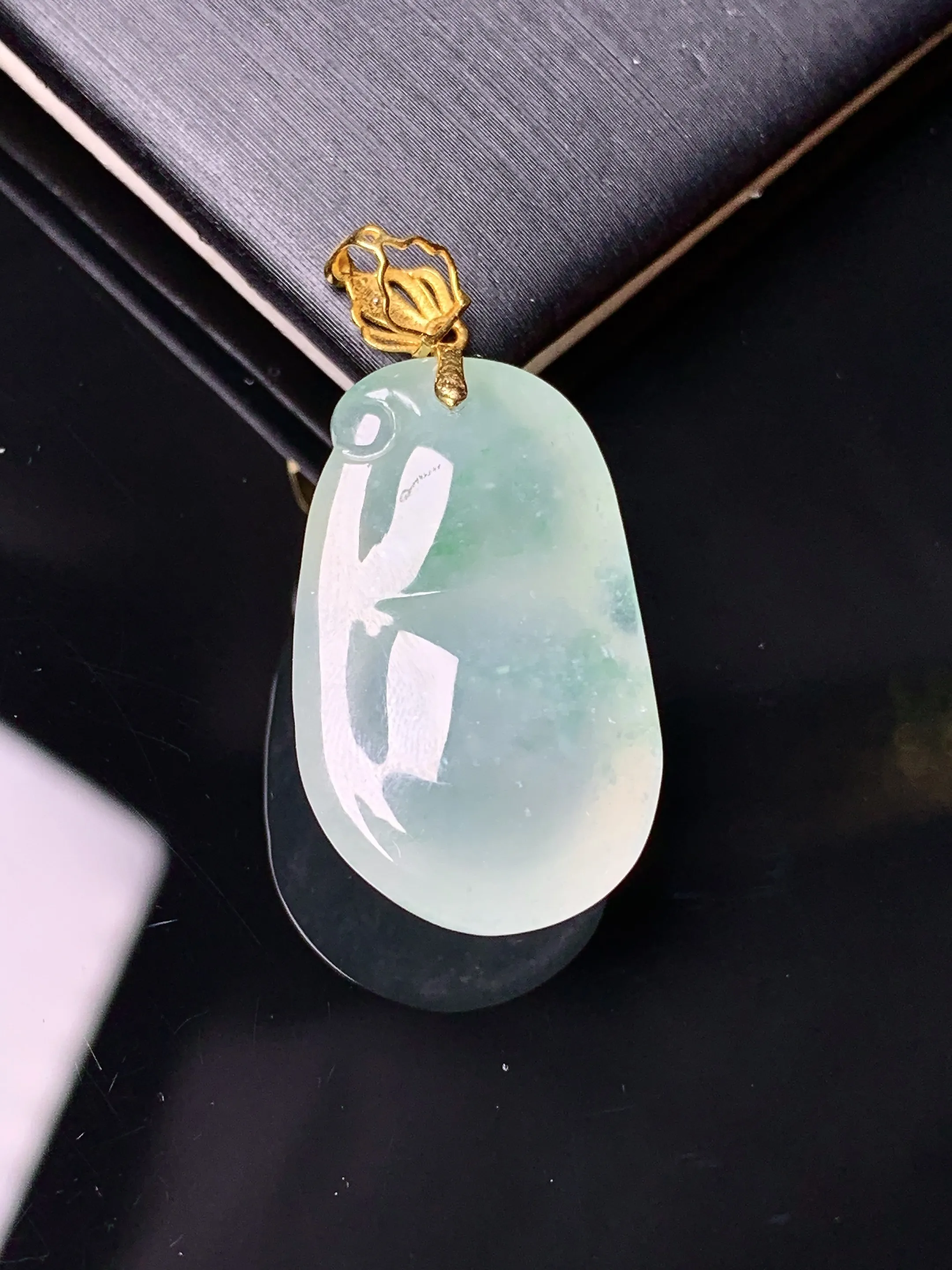 18k金钻镶嵌冰种四季豆吊坠 玉质细腻 水润亮眼 整体尺寸32.7*15.7*8.7