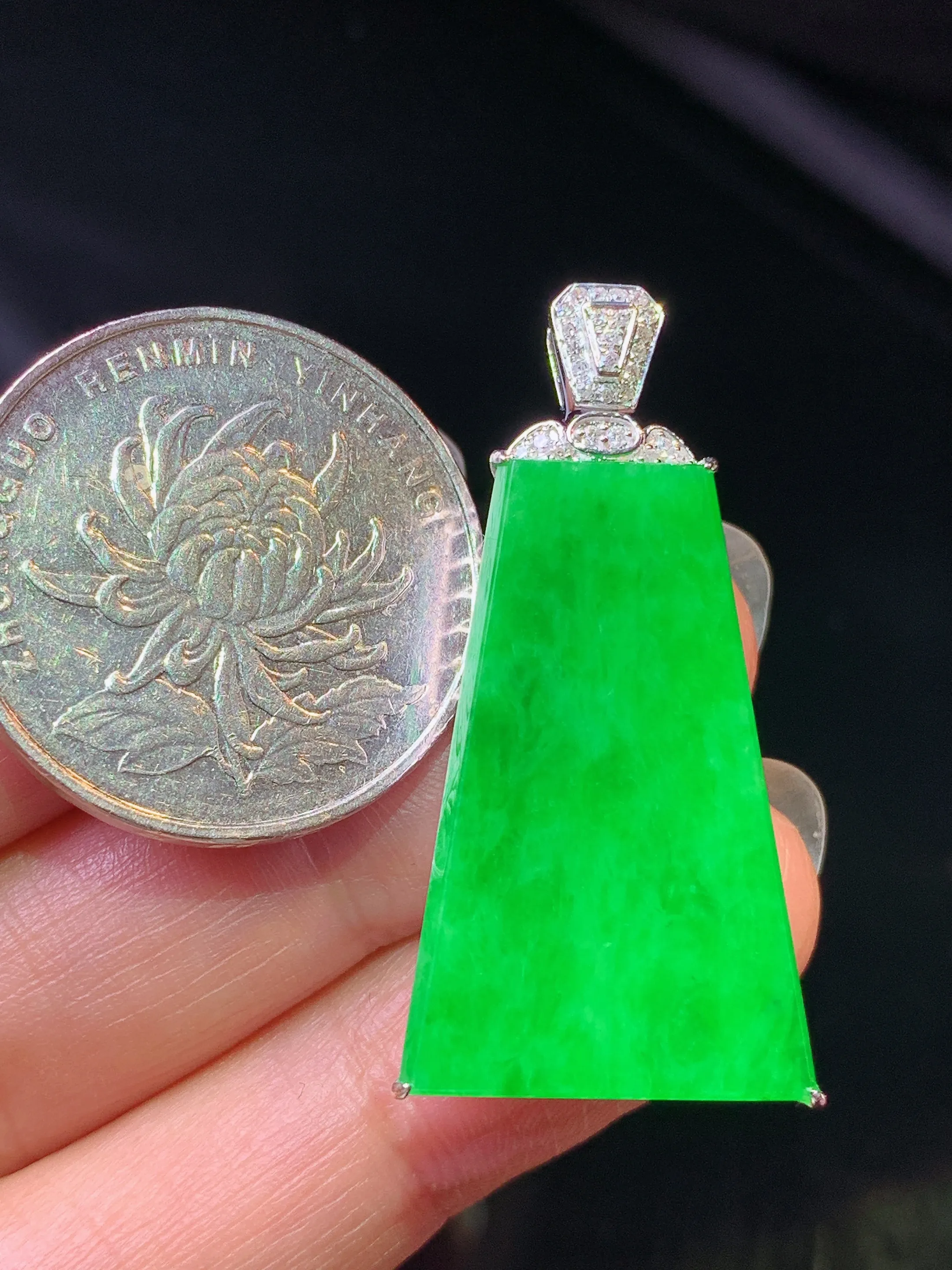 18k金钻镶嵌翠绿无事牌吊坠 玉质细腻 水润亮眼 整体尺寸36.6*16*7