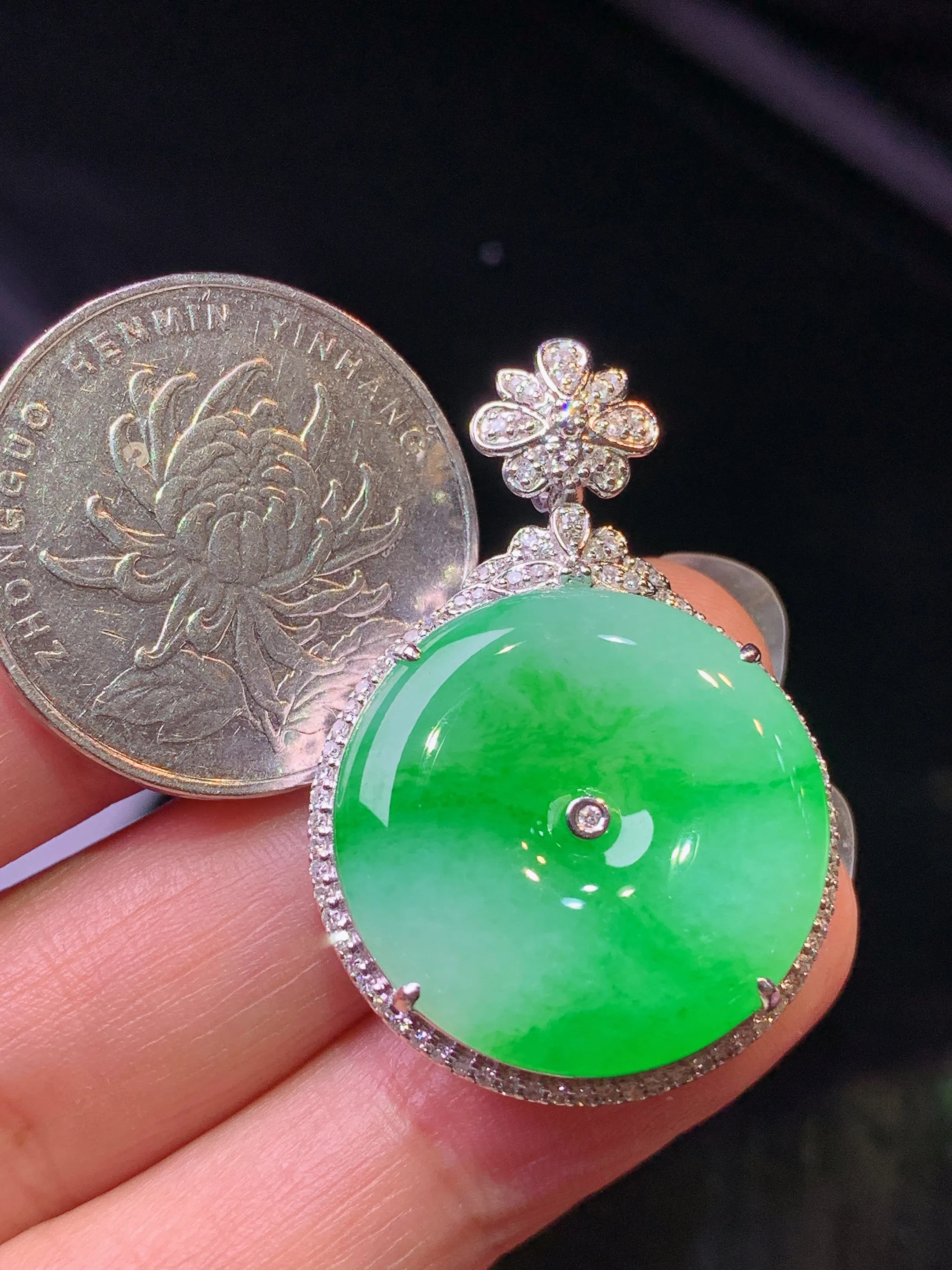 18k金钻镶嵌翠绿平安扣吊坠 玉质细腻 水润亮眼 整体尺寸35.8*24.2*8.2