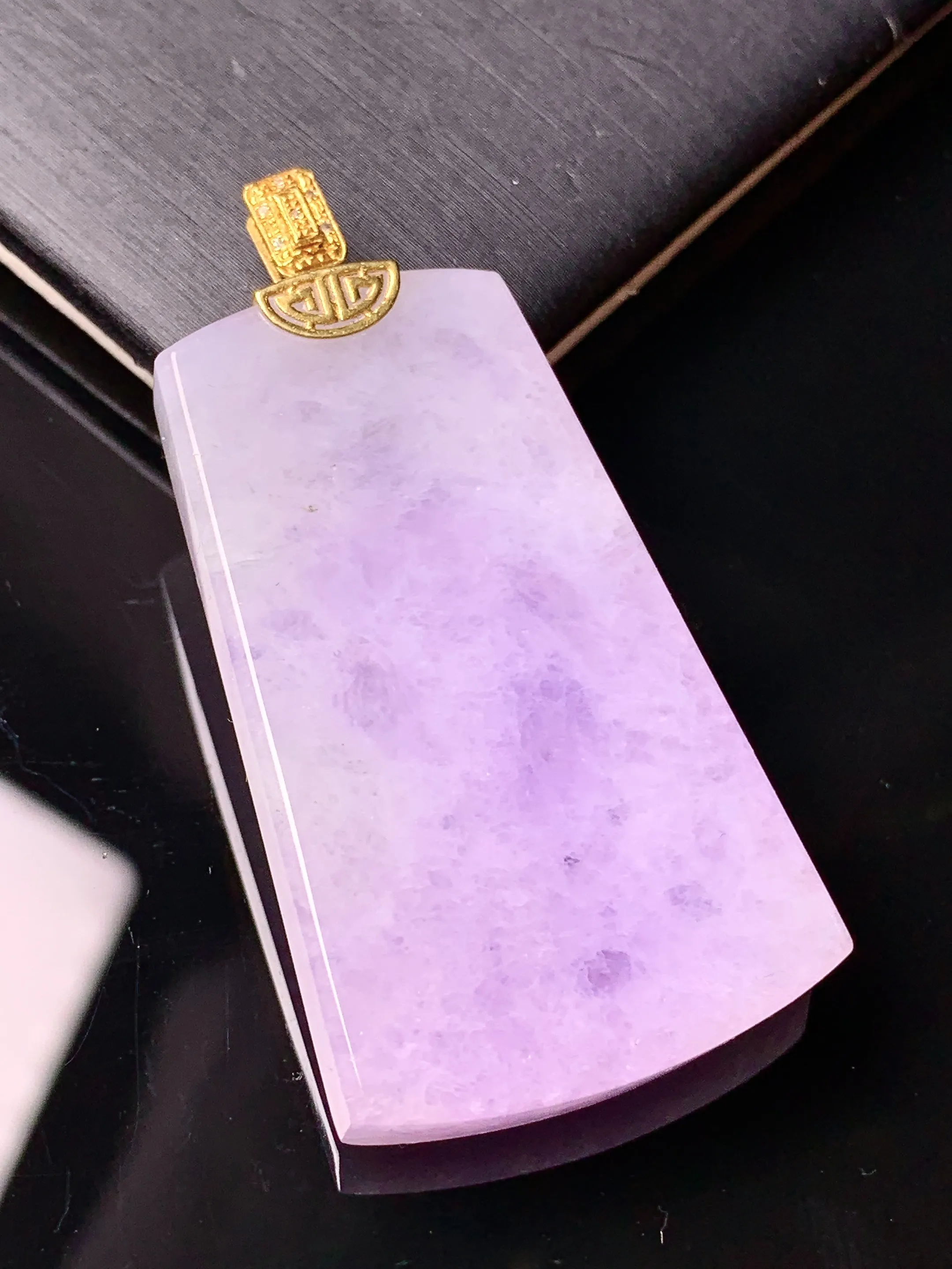 18k金钻镶嵌紫罗兰无事牌吊坠 玉质细腻 水润亮眼 整体尺寸47.8*24.5*5.7