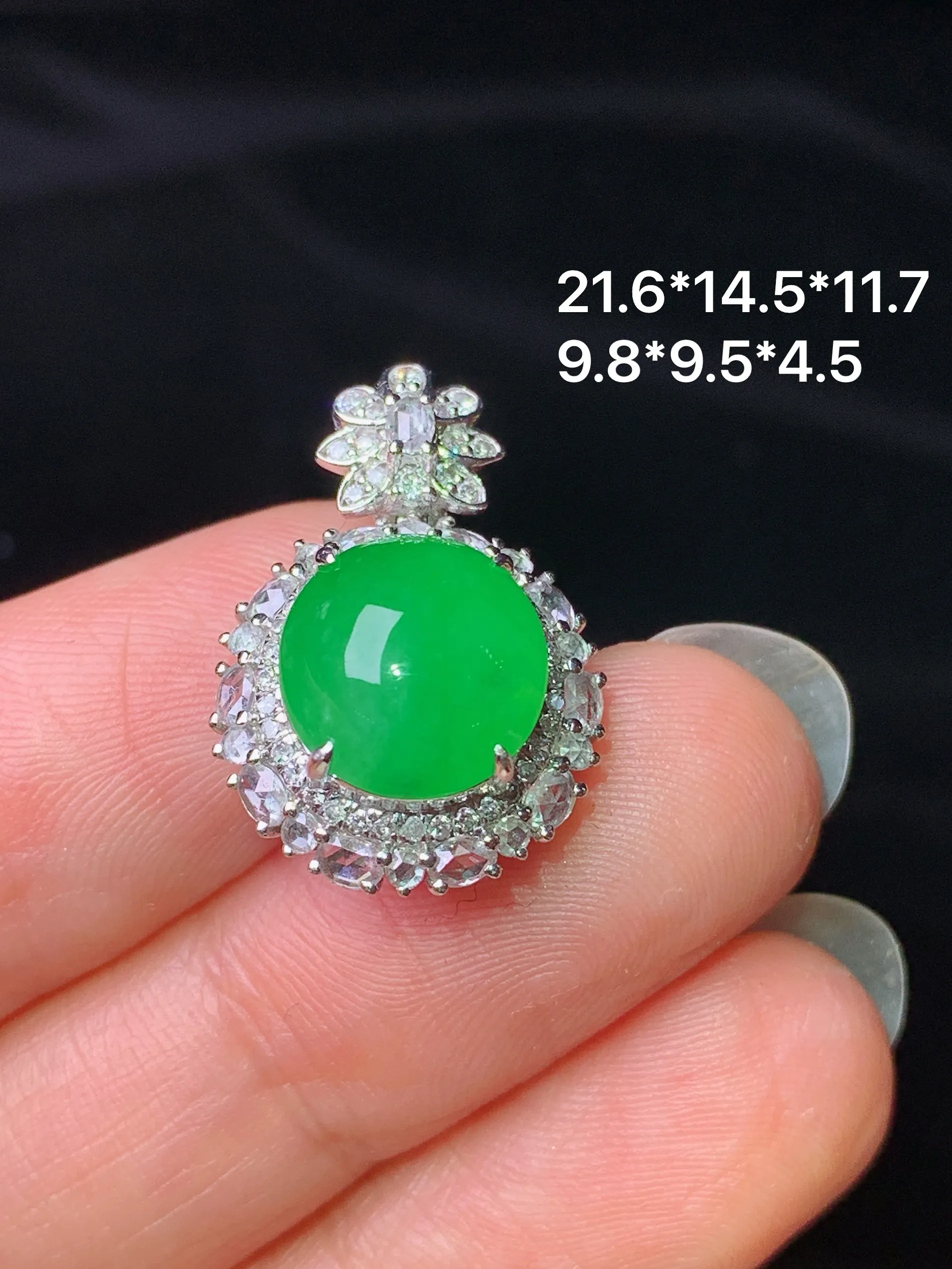 18k金钻镶嵌满绿蛋面吊坠 玉质细腻 水润亮眼 整体尺寸21.6*14.5*11.7