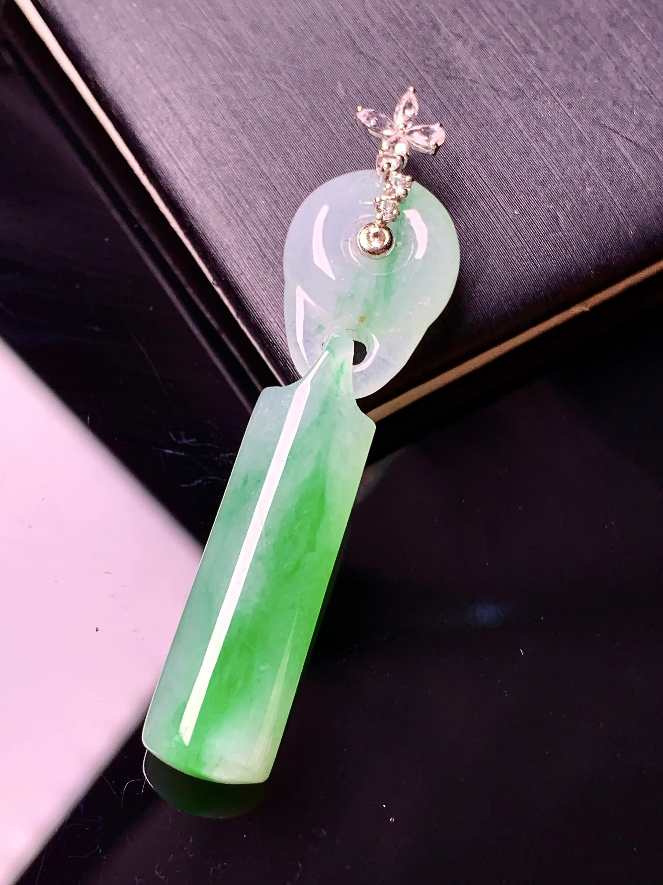 18k金钻镶嵌飘绿玉柱吊坠 玉质细腻 水润亮眼 整体尺寸49.5*12*5.6