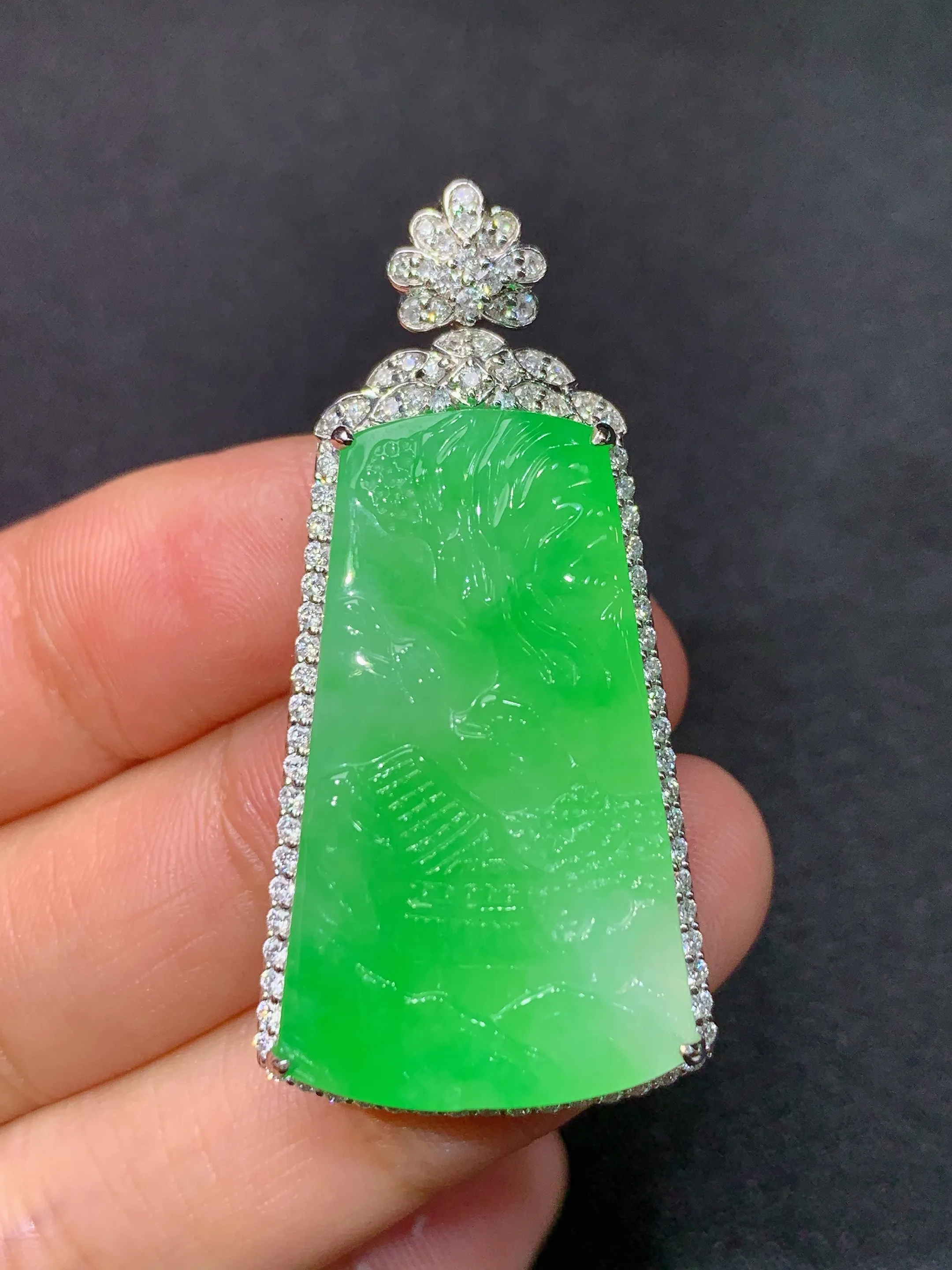 冰阳绿山水牌吊坠，18k金镶嵌，冰润色阳，玉质细腻，种水足，整体尺寸44.8*21.7*9.4