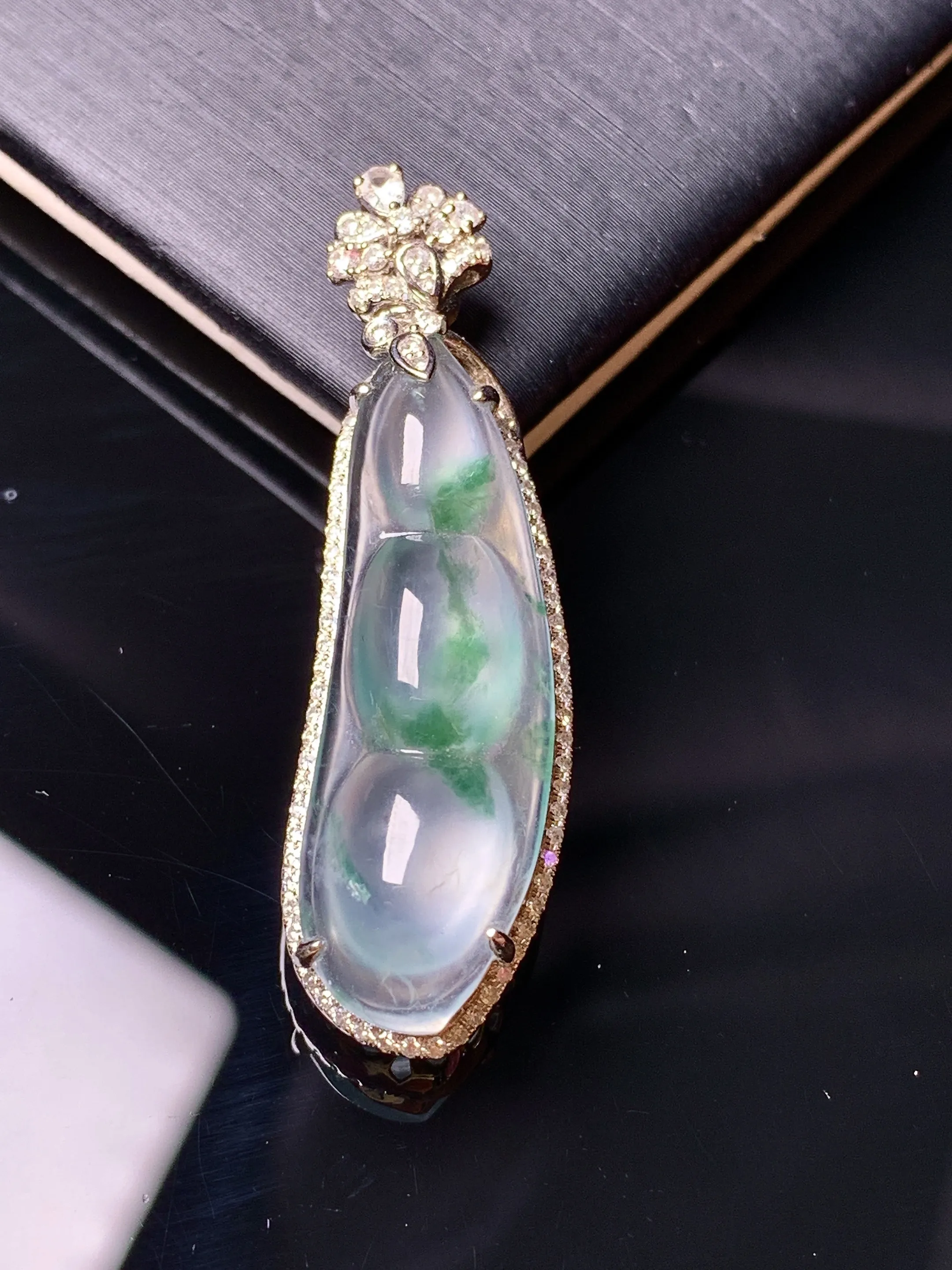 18k金钻镶嵌冰种飘绿四季豆吊坠 玉质细腻 水润亮眼 整体尺寸39.8*11.7*8