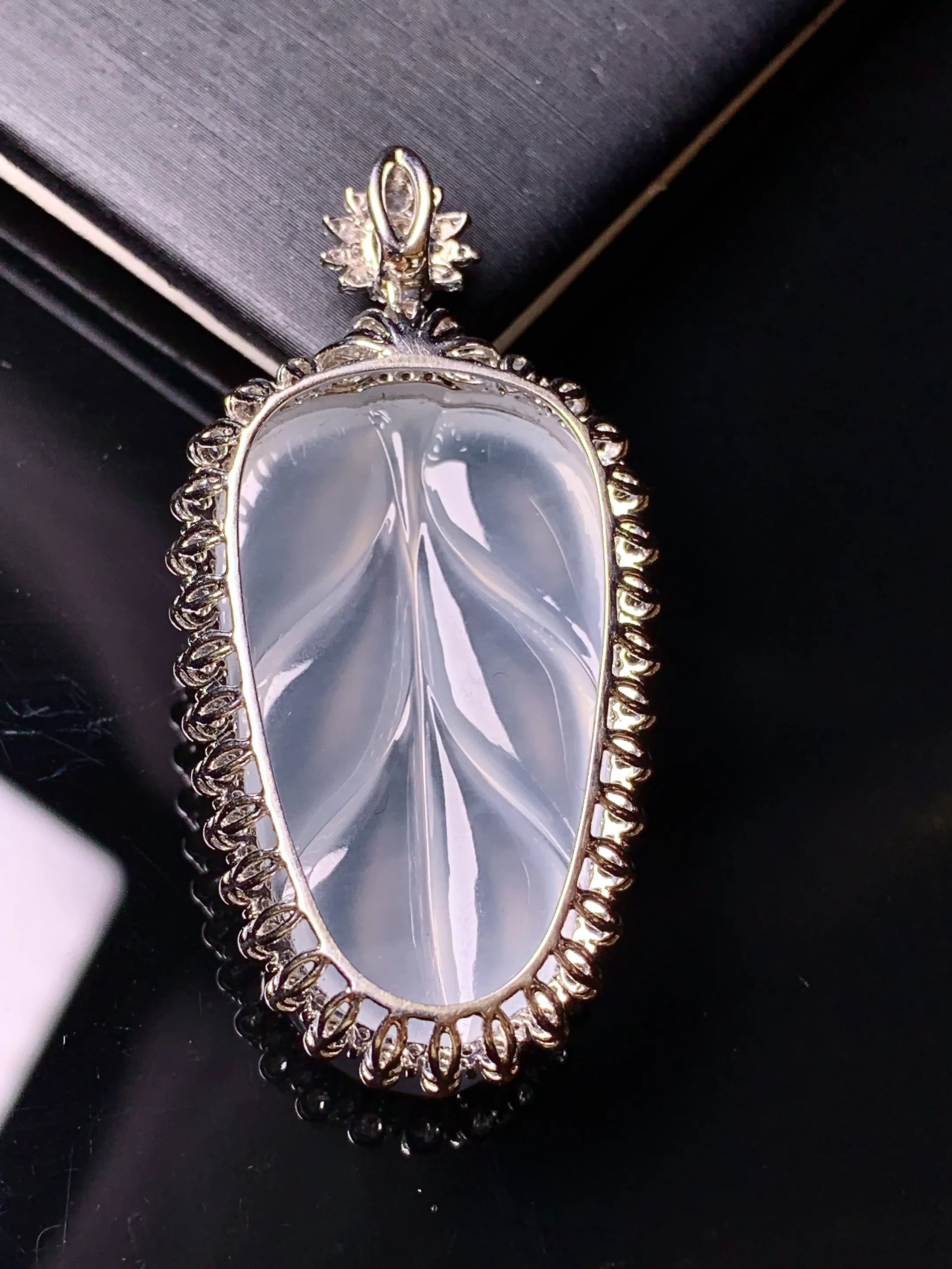 18k金钻镶嵌冰种树叶吊坠 玉质细腻 水润亮眼 整体尺寸45.5*23*9