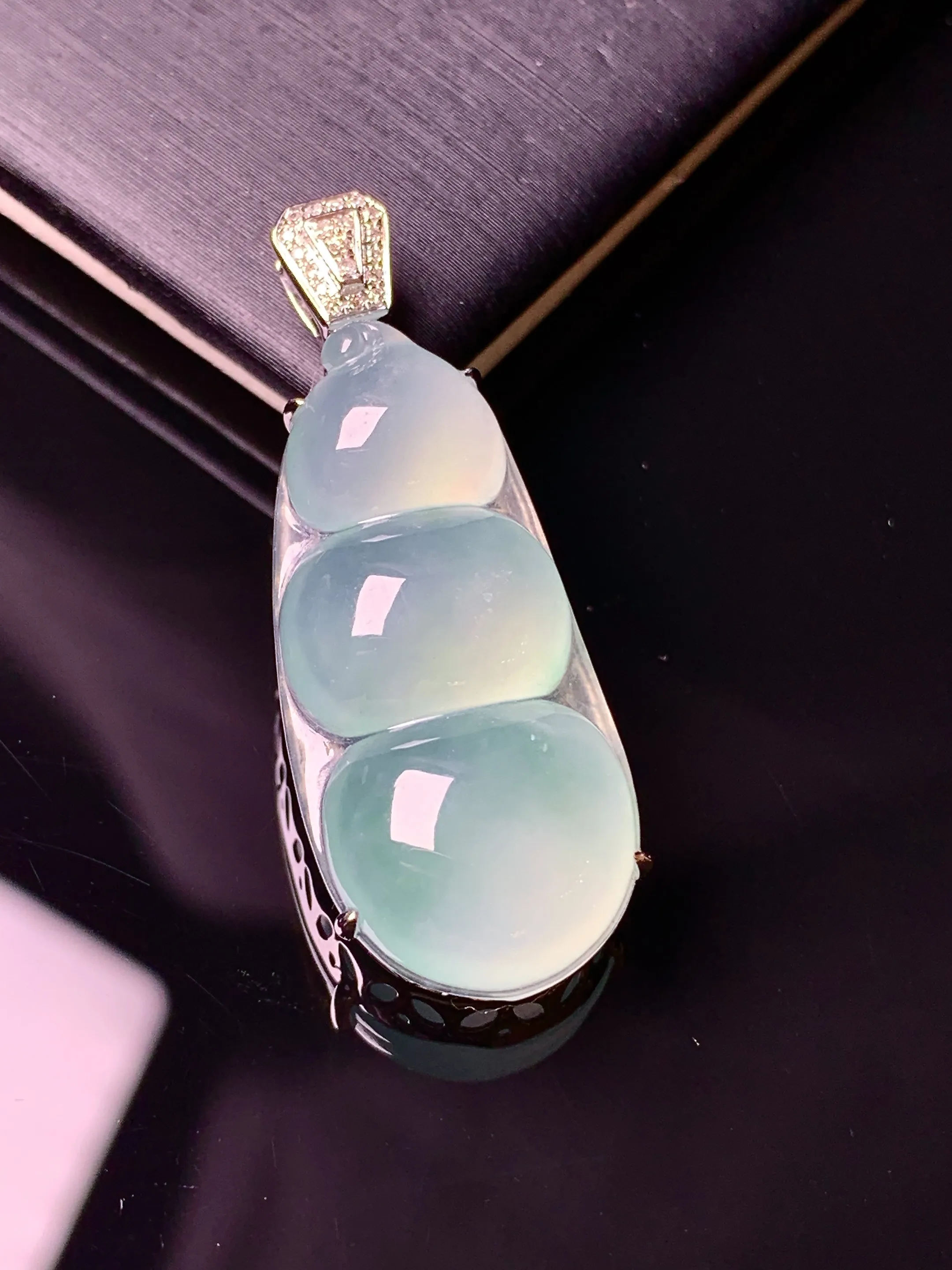 18k金钻镶嵌冰种四季豆吊坠 玉质细腻 水润亮眼 整体尺寸35.6*13.5*8.2