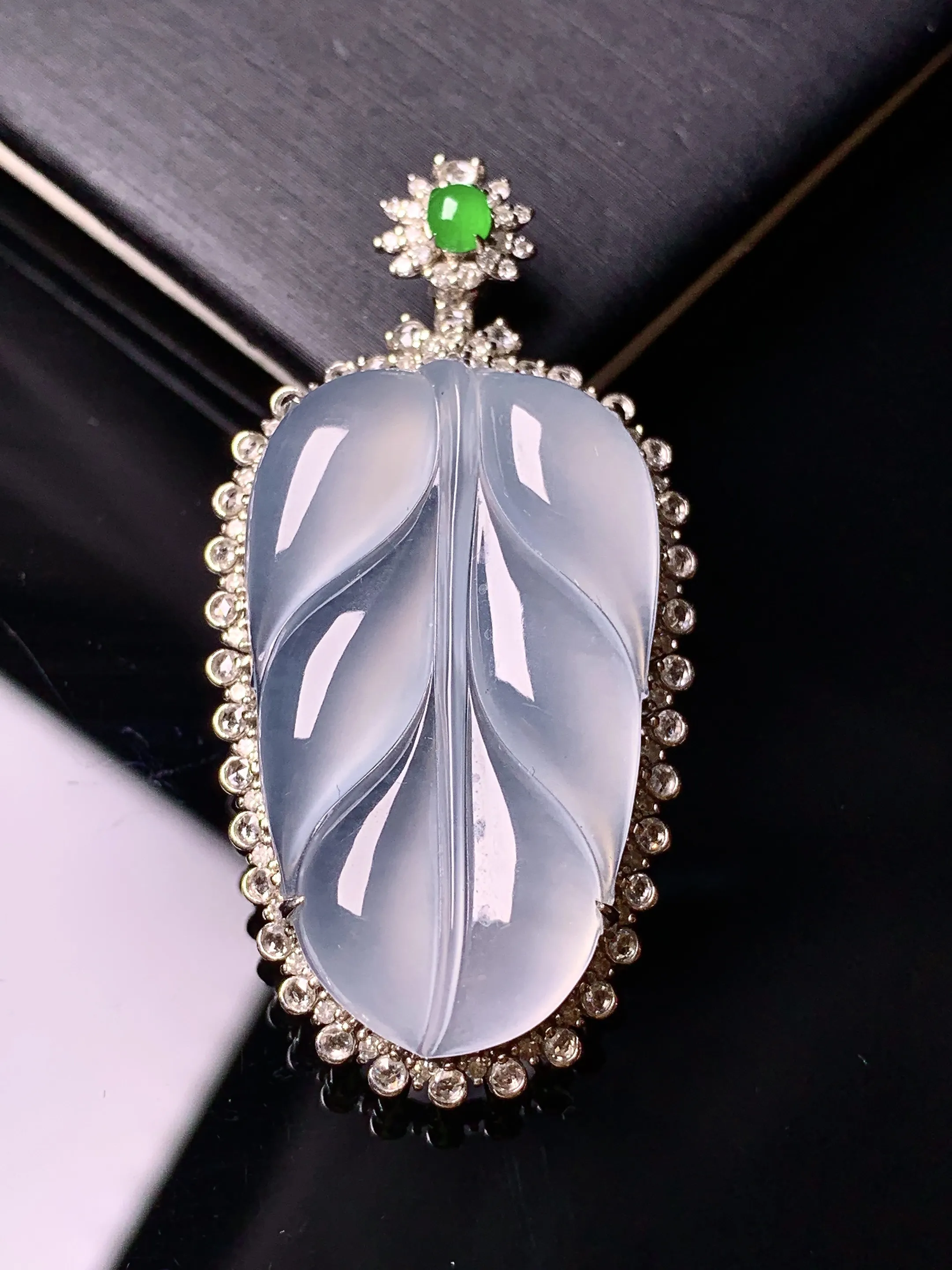 18k金钻镶嵌冰种树叶吊坠 玉质细腻 水润亮眼 整体尺寸45.5*23*9