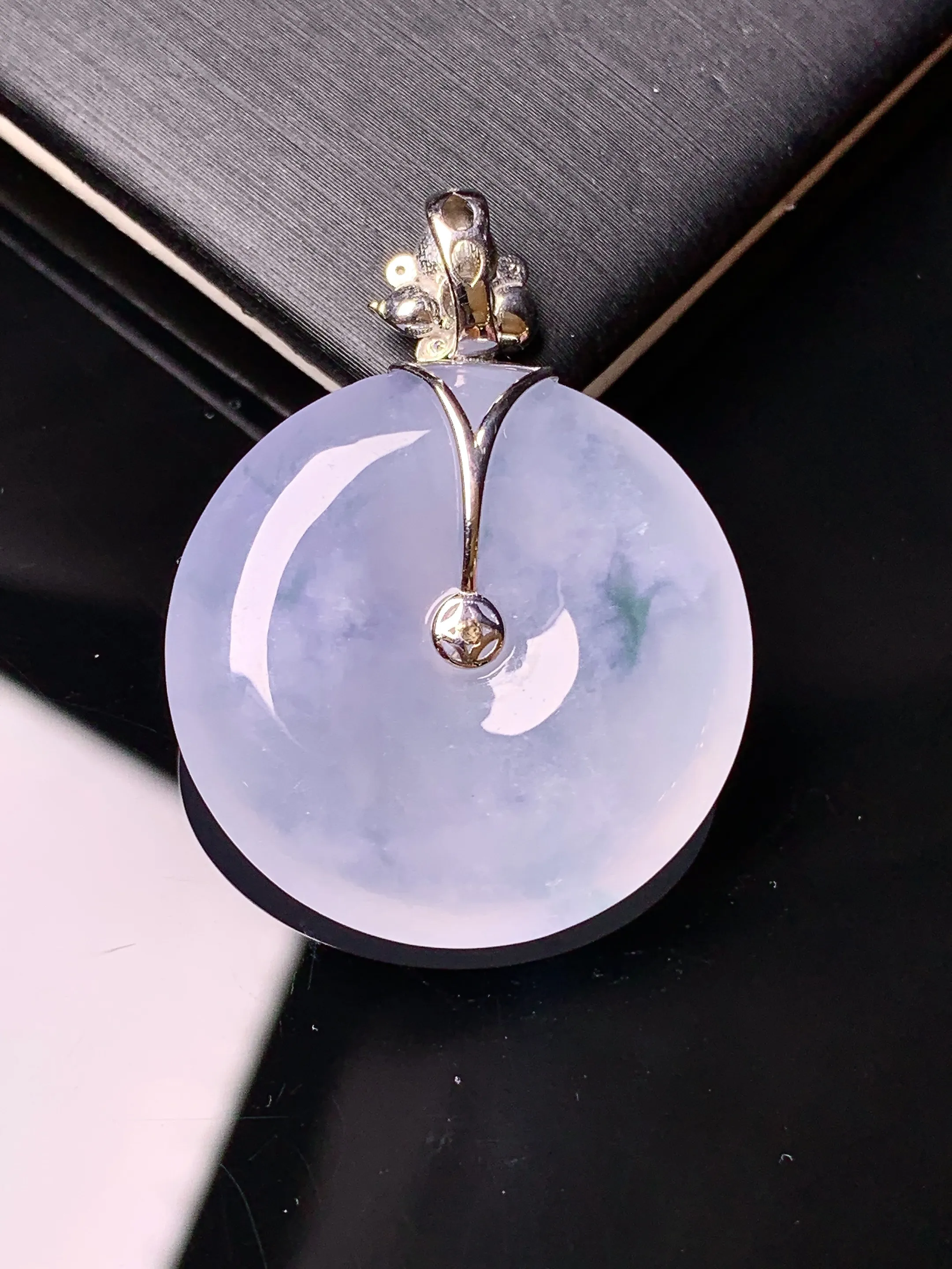 18k金钻镶嵌淡紫罗兰平安扣吊坠 玉质细腻 水润亮眼 整体尺寸33.5*25.2*5.2