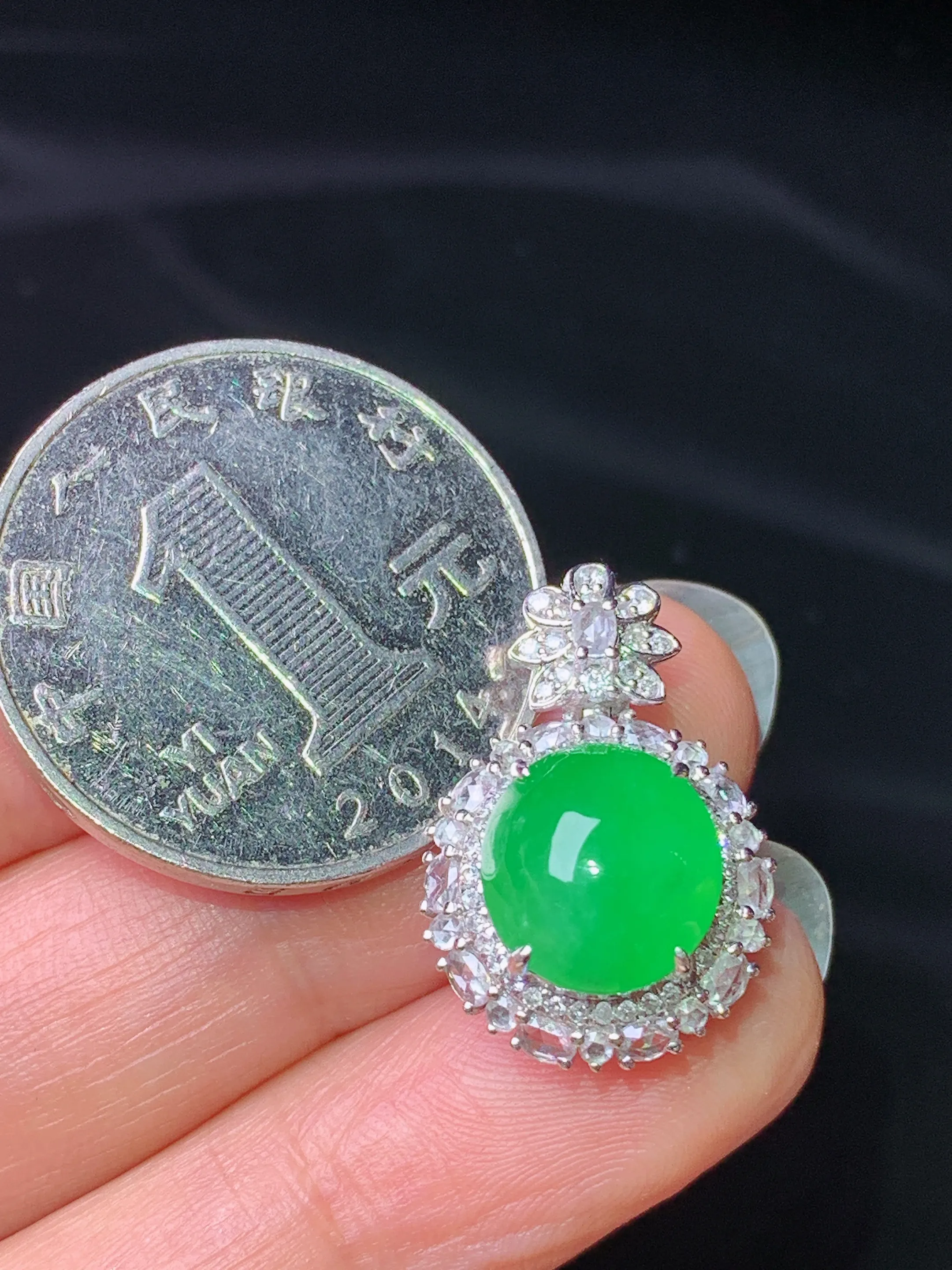 18k金钻镶嵌满绿蛋面吊坠 玉质细腻 水润亮眼 整体尺寸21.6*14.5*11.7