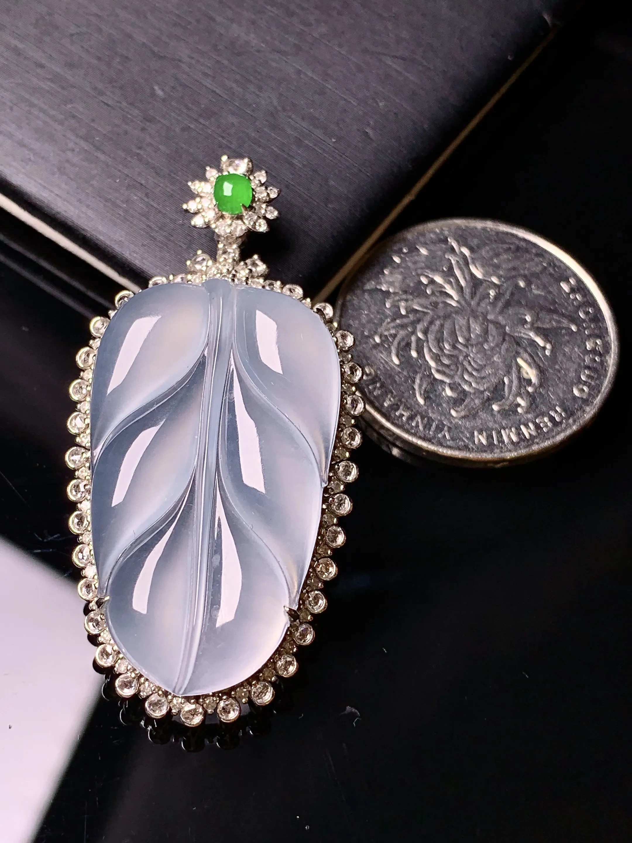 18k金钻镶嵌冰种树叶吊坠 玉质细腻 水润亮眼 整体尺寸45.5*23*9